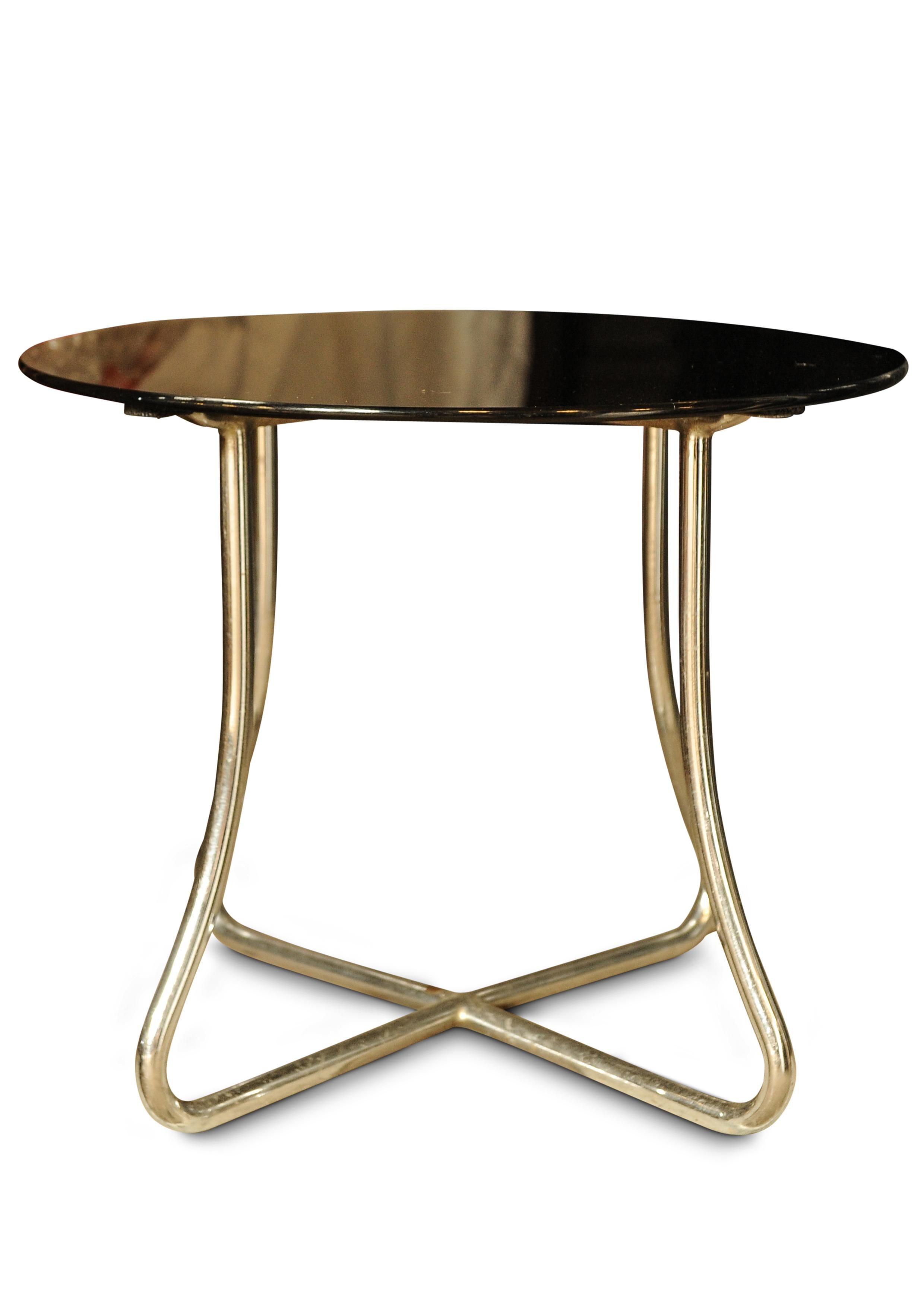 Brutalisme Un Brutaliste  Table d'appoint ronde Art Déco émaillée noire avec cadre en acier incurvé en vente