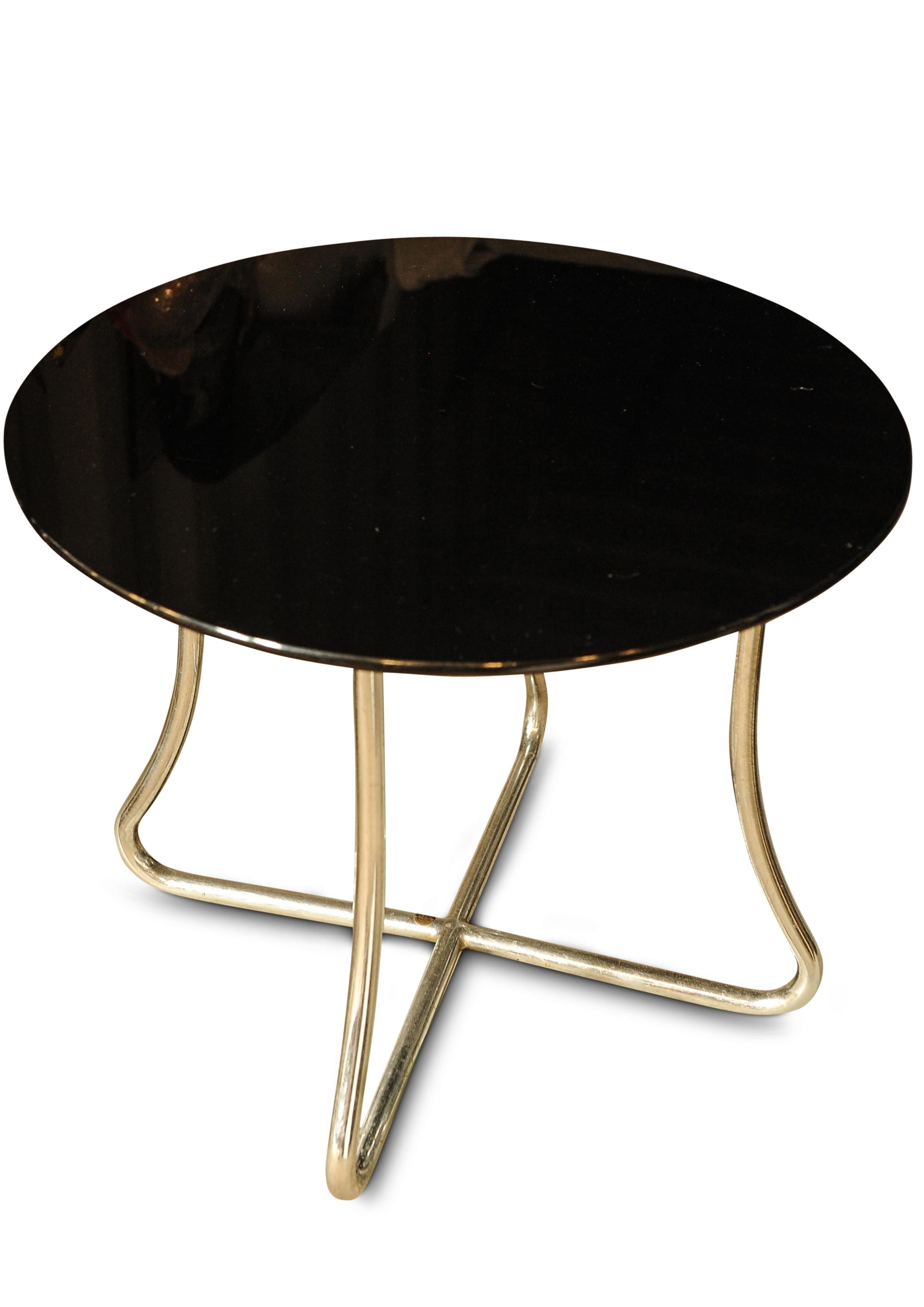 Chrome Un Brutaliste  Table d'appoint ronde Art Déco émaillée noire avec cadre en acier incurvé en vente