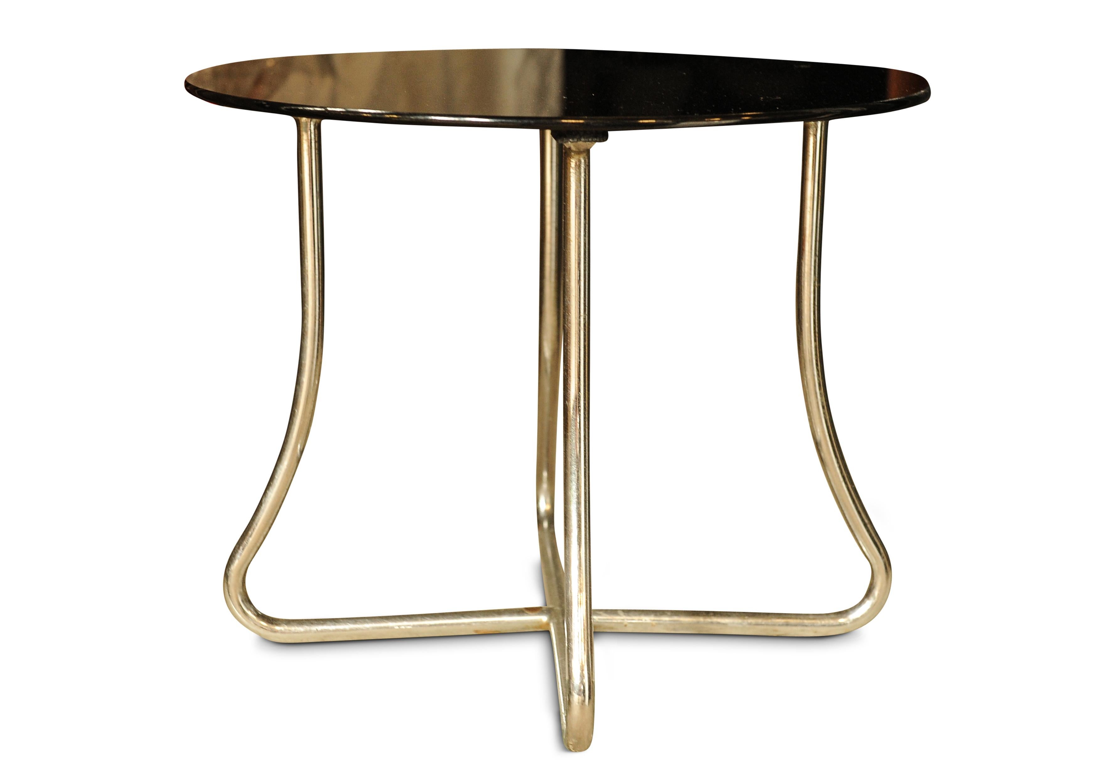 Un Brutaliste  Table d'appoint ronde Art Déco émaillée noire avec cadre en acier incurvé en vente 1