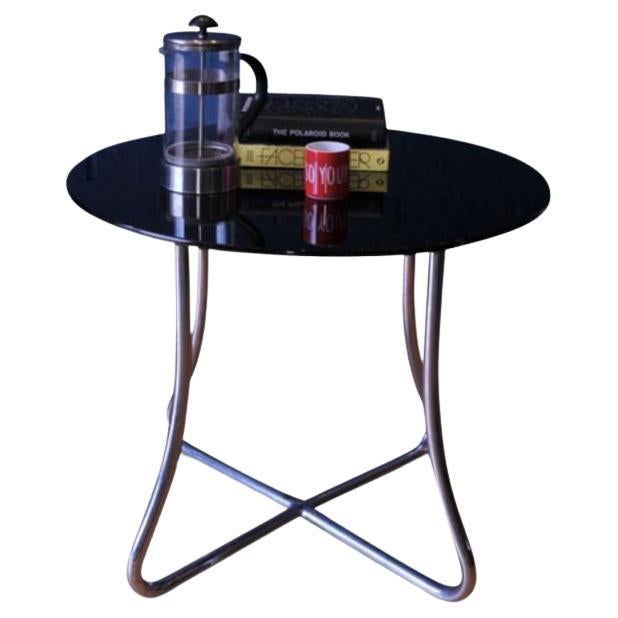 Table basse ronde Bauhaus avec cadre en acier incurvé par PEL England

Avec la marque du fabricant - Fabriqué en Angleterre - Années 1930

Practical Equipment Ltd, connu plus tard simplement sous le nom de PEL, était le principal fabricant de