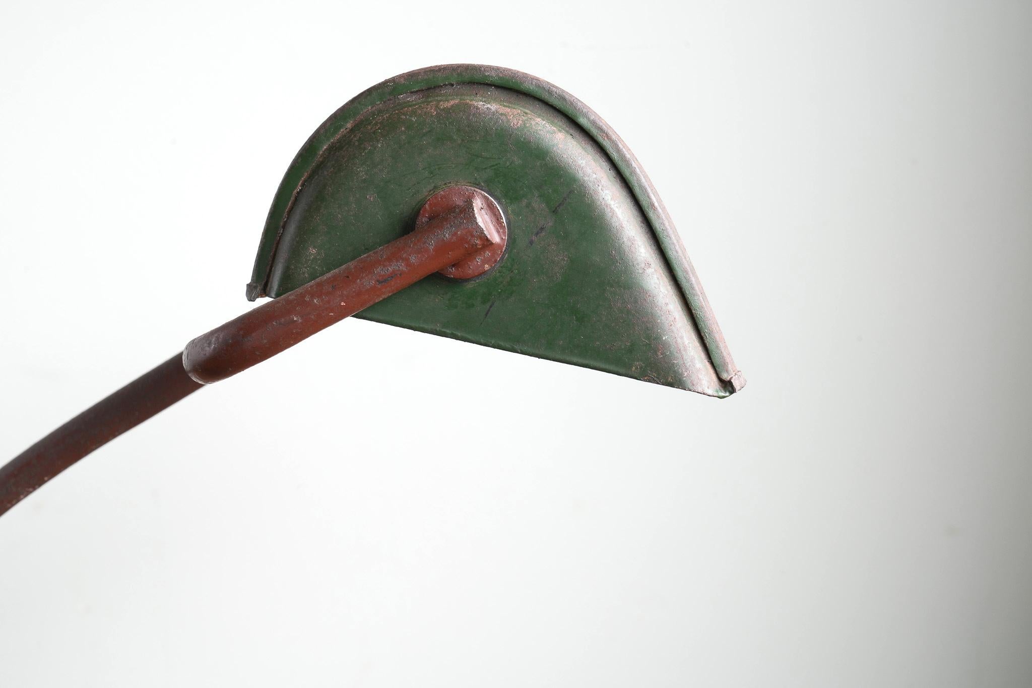 Pressé Une lampe de bureau de l'époque du Bauhaus en vente
