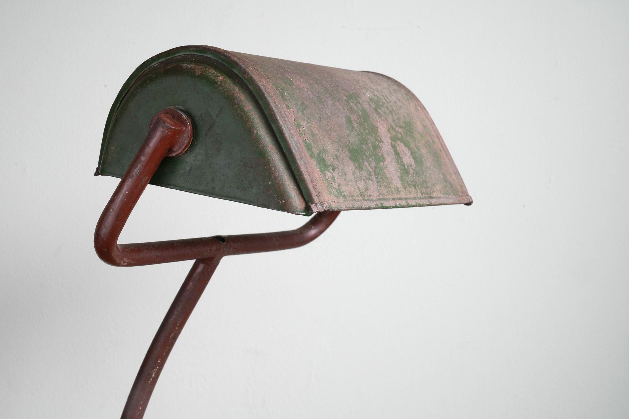 Acier Une lampe de bureau de l'époque du Bauhaus en vente