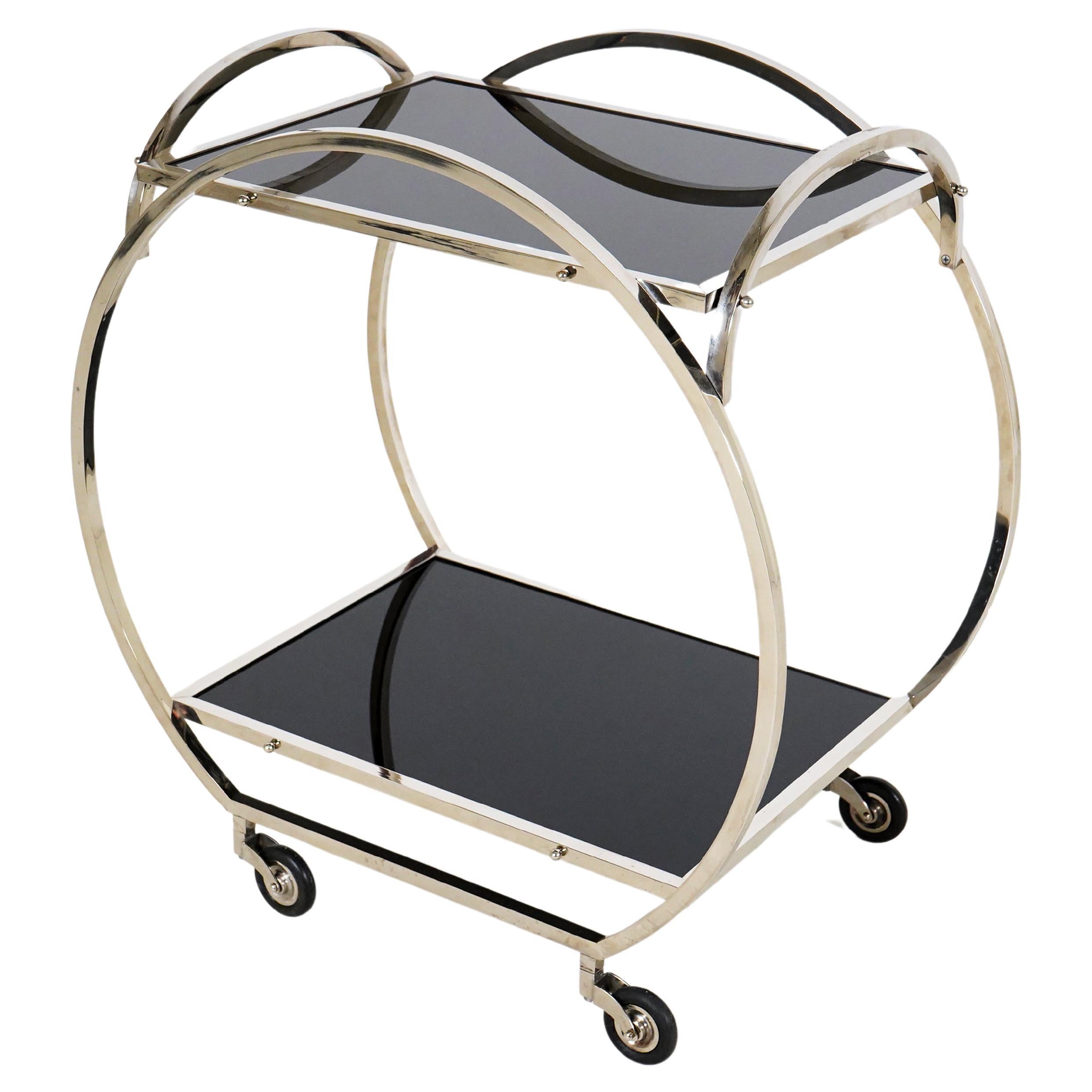 Carrito de bar inspirado en la Bauhaus con estructura cromada y estantes de cristal