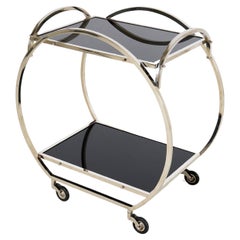 Chariot de bar d'inspiration Bauhaus avec cadre chromé et étagères en verre