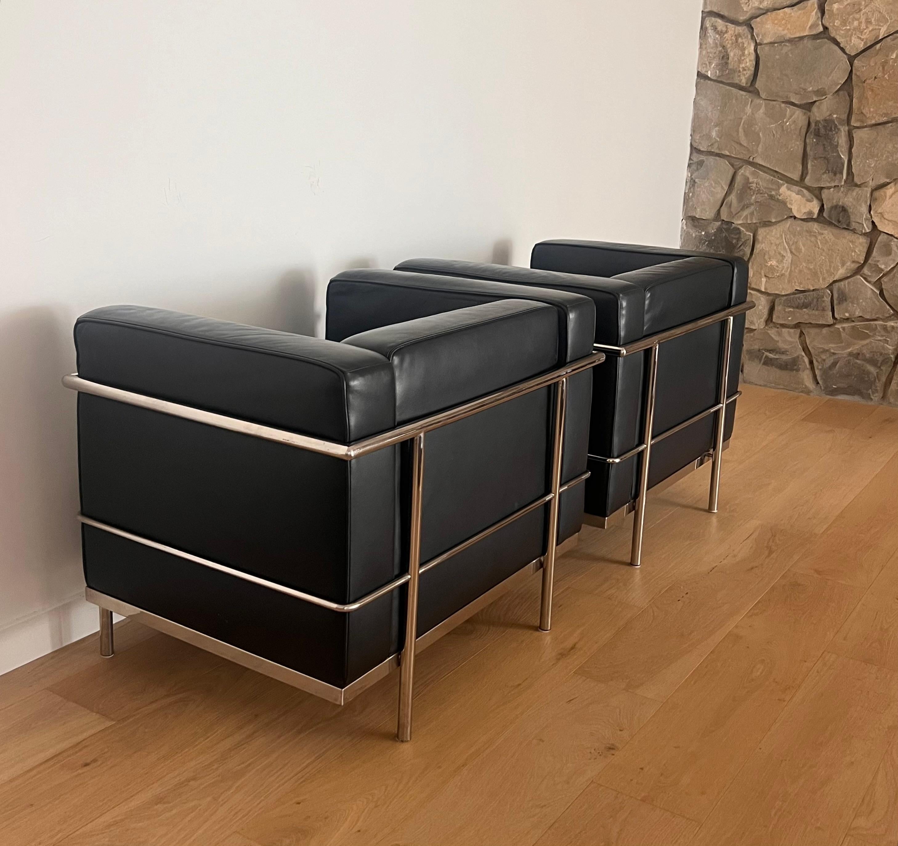 A Bauhaus pair of repro Lc2 Club Chairs by Le Corbusier, 20th century For Sale 4