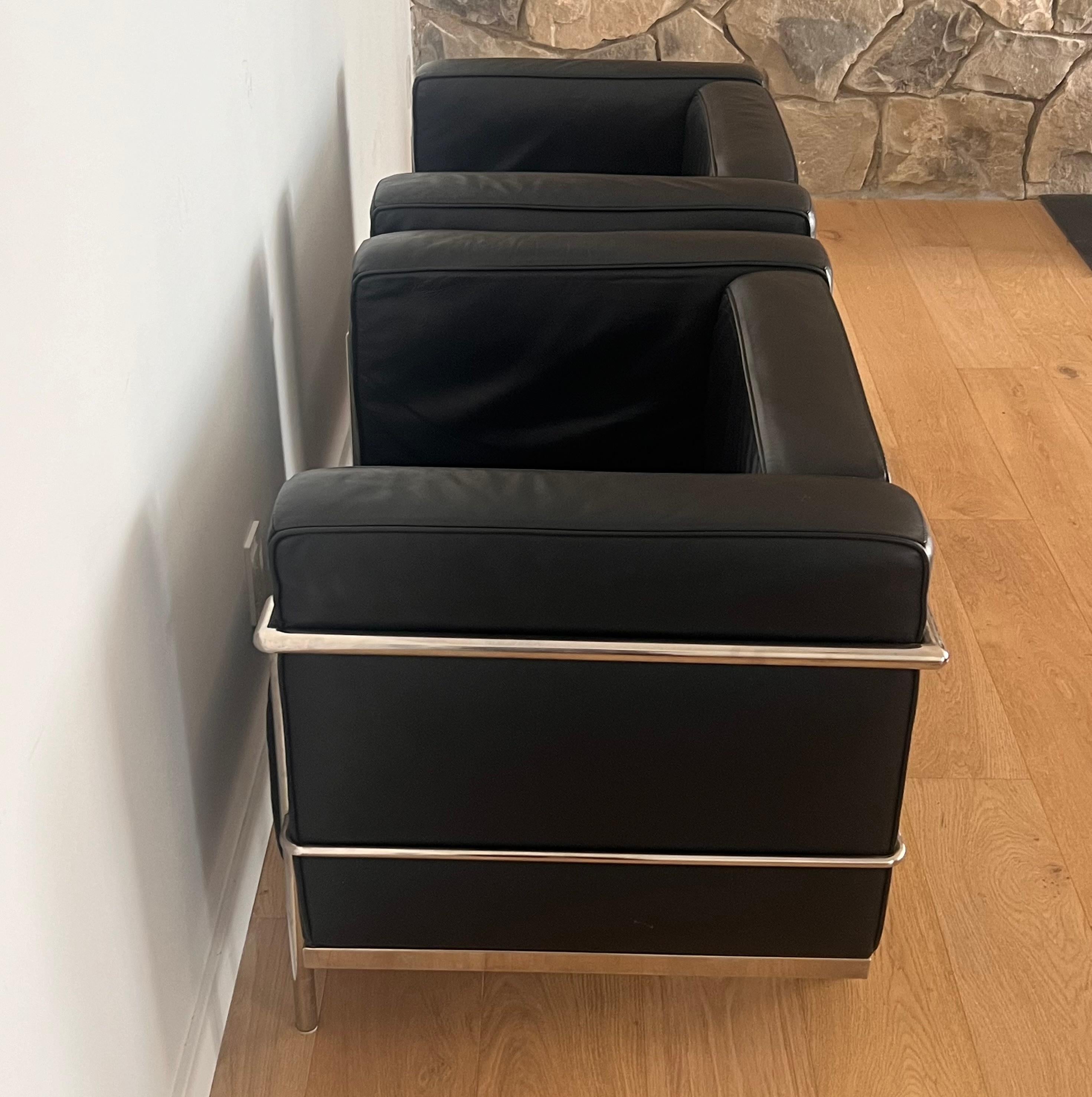 A Bauhaus pair of repro Lc2 Club Chairs by Le Corbusier, 20th century For Sale 5