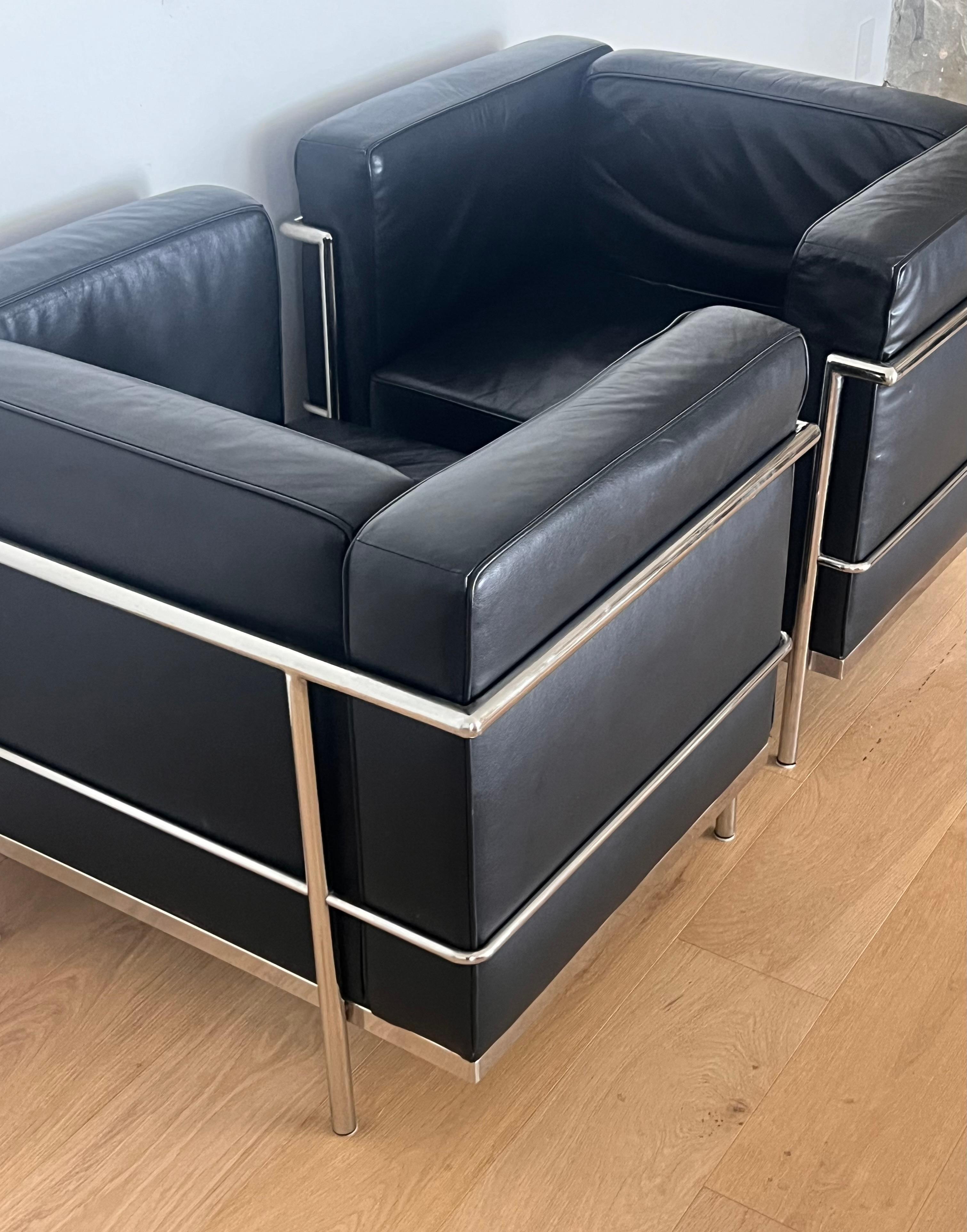 A Bauhaus pair of repro Lc2 Club Chairs by Le Corbusier, 20th century For Sale 6
