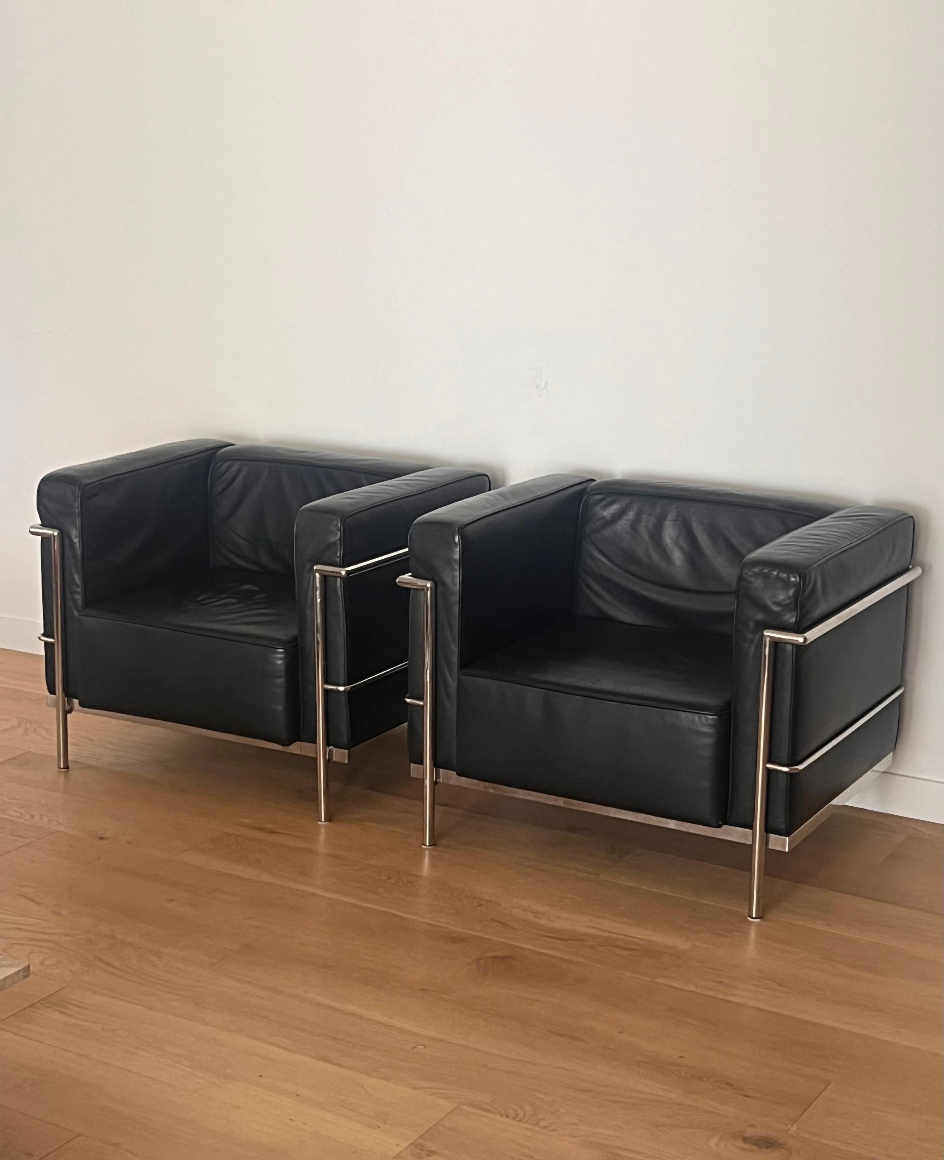 A Bauhaus pair of repro Lc2 Club Chairs by Le Corbusier, 20th century For Sale 8
