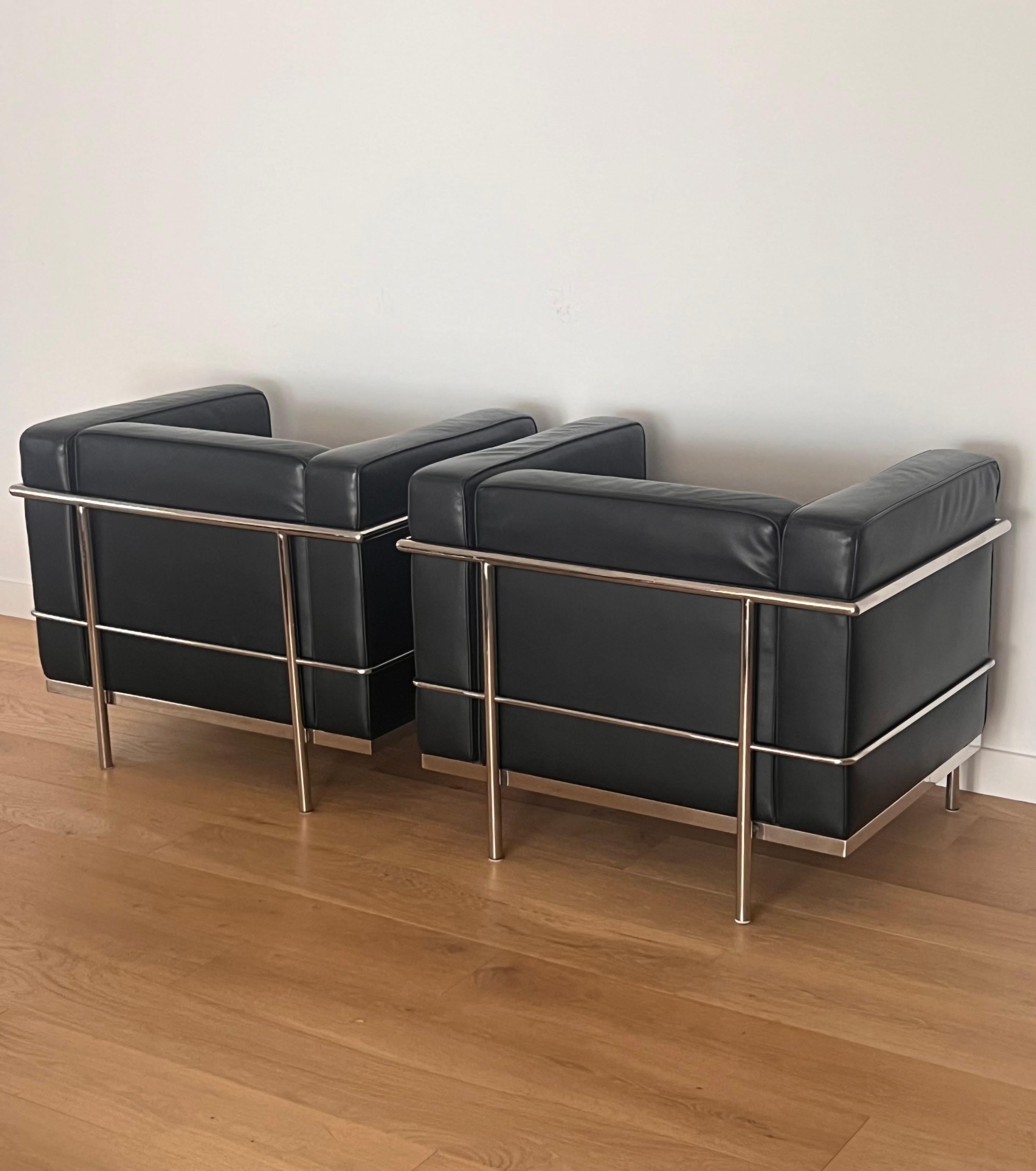 A Bauhaus pair of repro Lc2 Club Chairs by Le Corbusier, 20th century For Sale 10