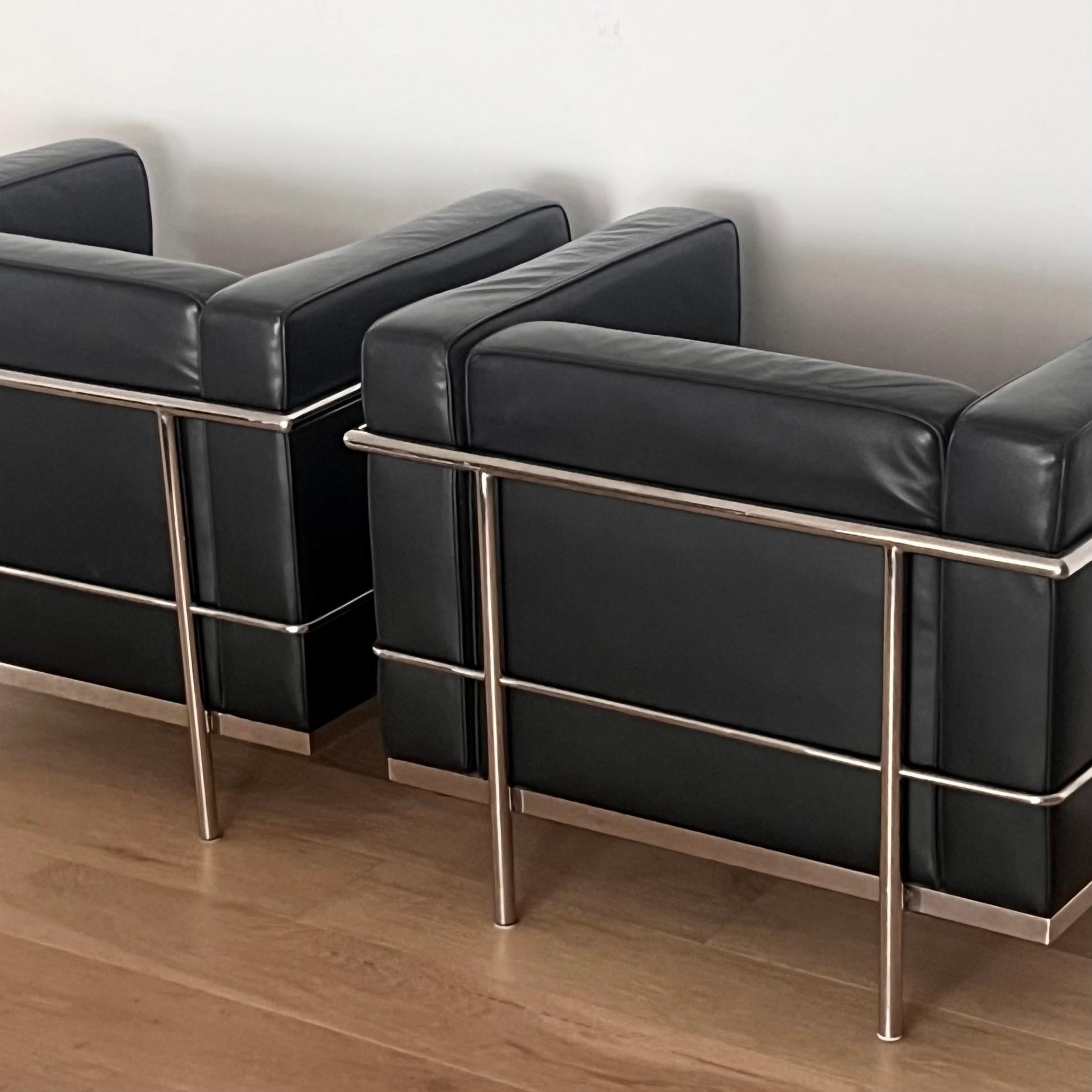 A Bauhaus pair of repro Lc2 Club Chairs by Le Corbusier, 20th century For Sale 11