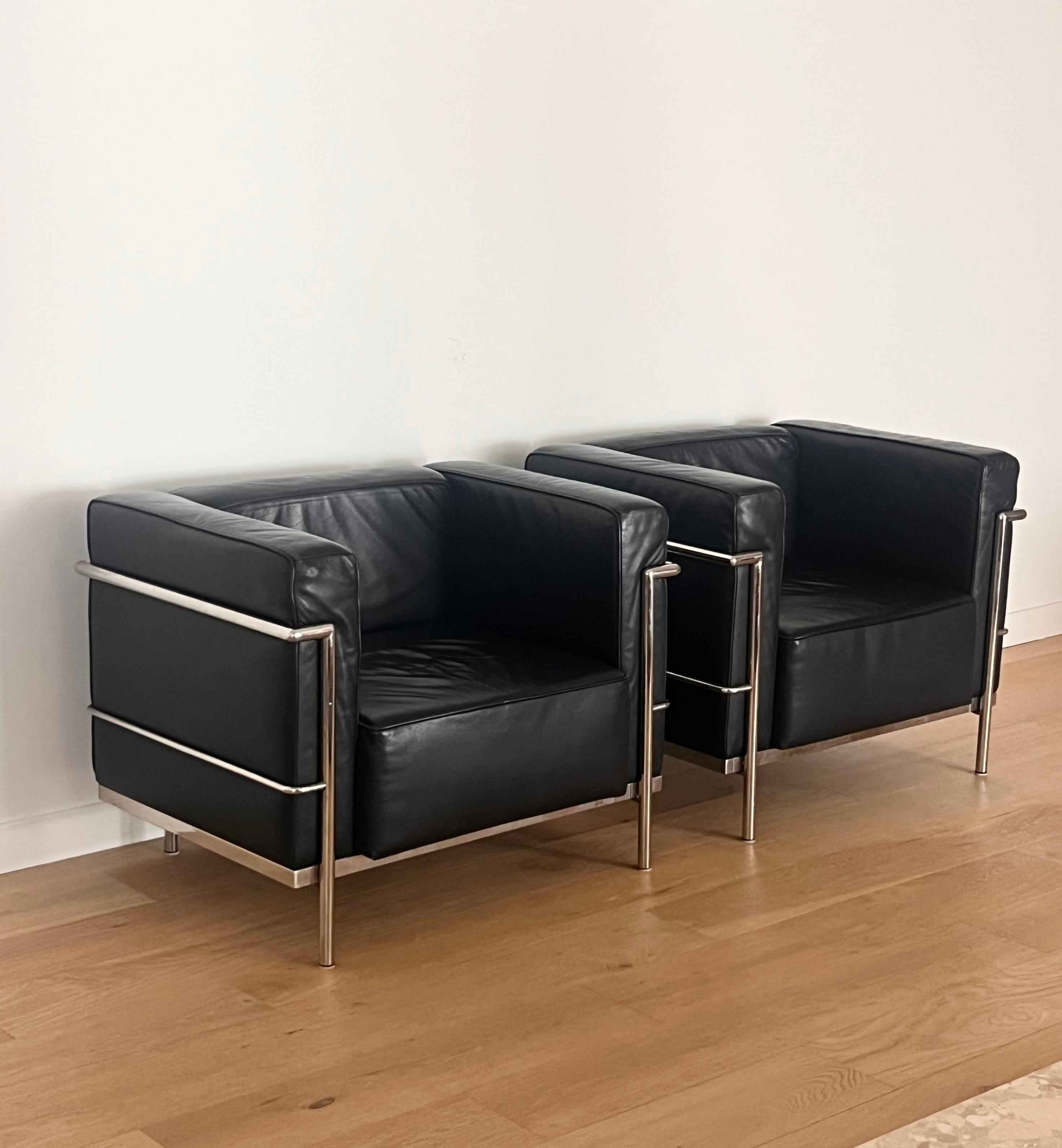 A Bauhaus pair of repro Lc2 Club Chairs by Le Corbusier, 20th century For Sale 12