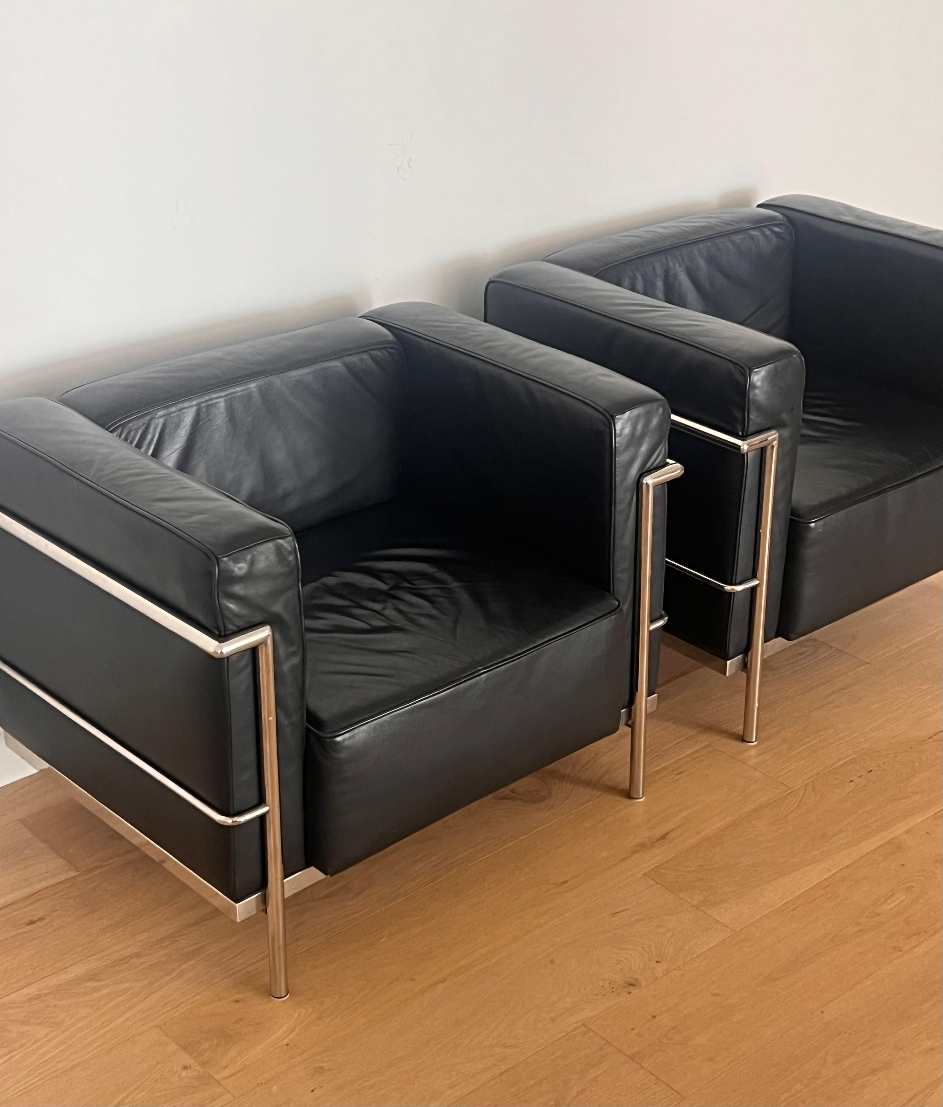 A Bauhaus pair of repro Lc2 Club Chairs by Le Corbusier, 20th century For Sale 13