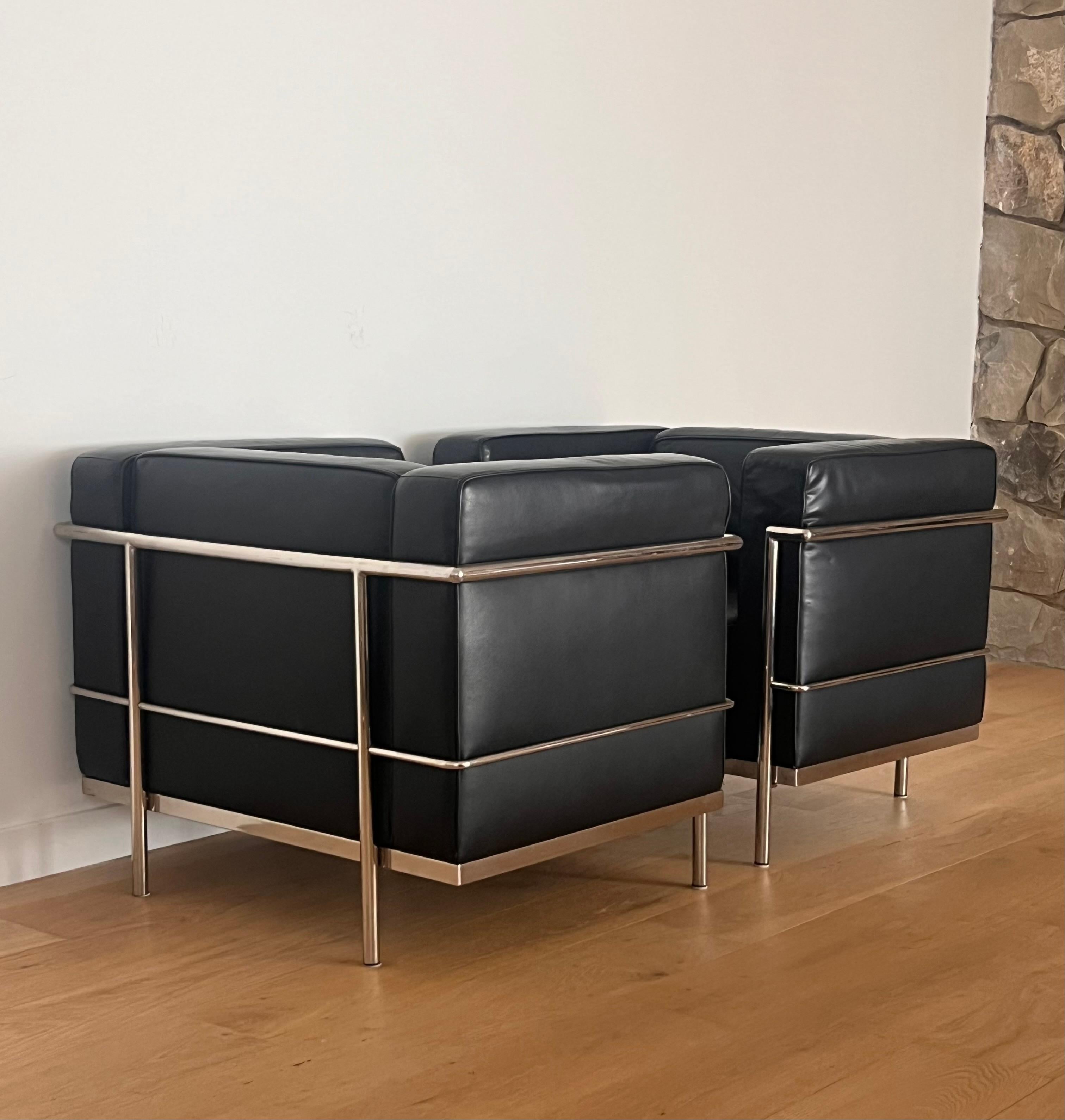 A Bauhaus pair of repro Lc2 Club Chairs by Le Corbusier, 20th century For Sale 14