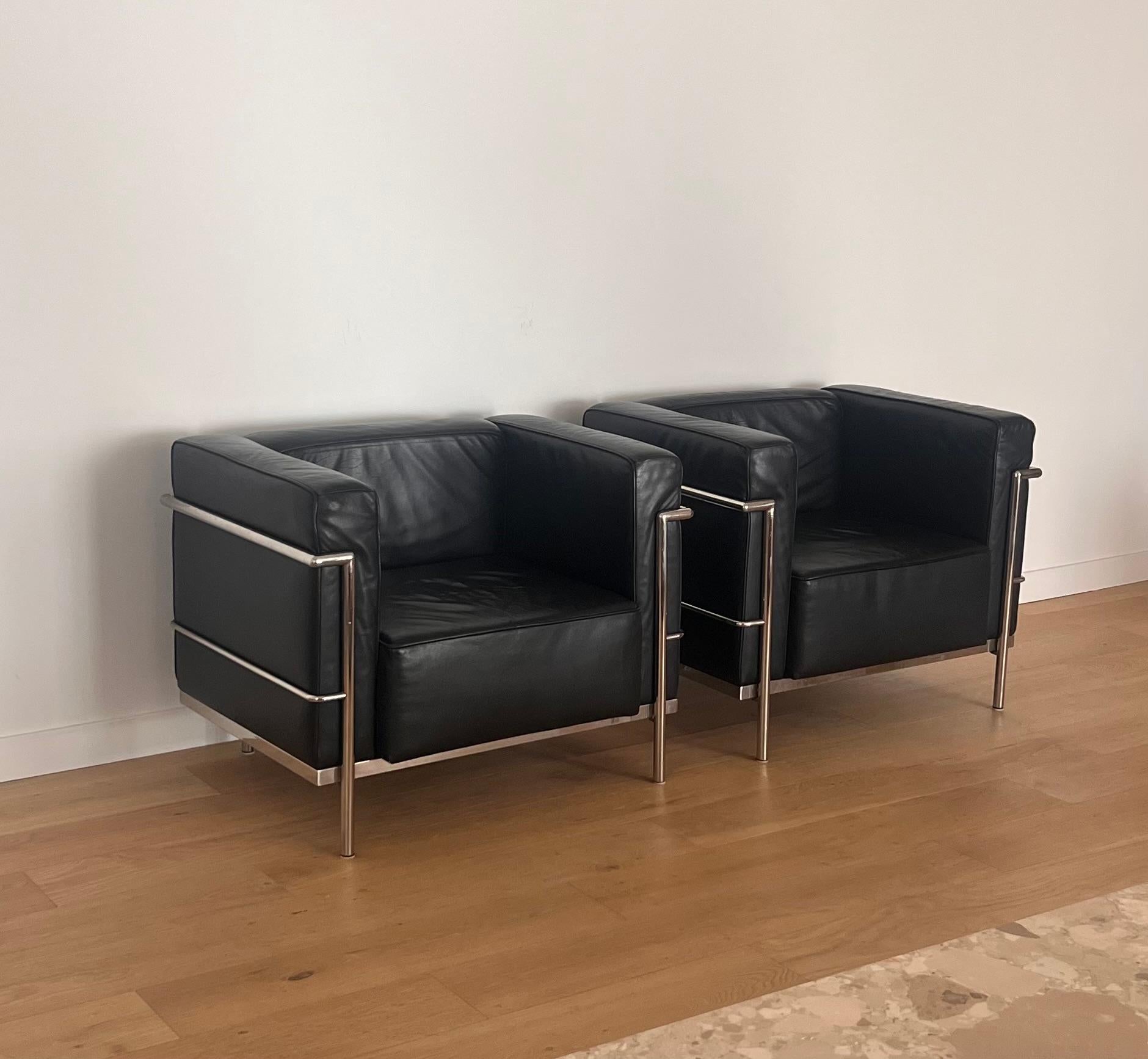 Unknown A Bauhaus pair of repro Lc2 Club Chairs by Le Corbusier, 20th century For Sale