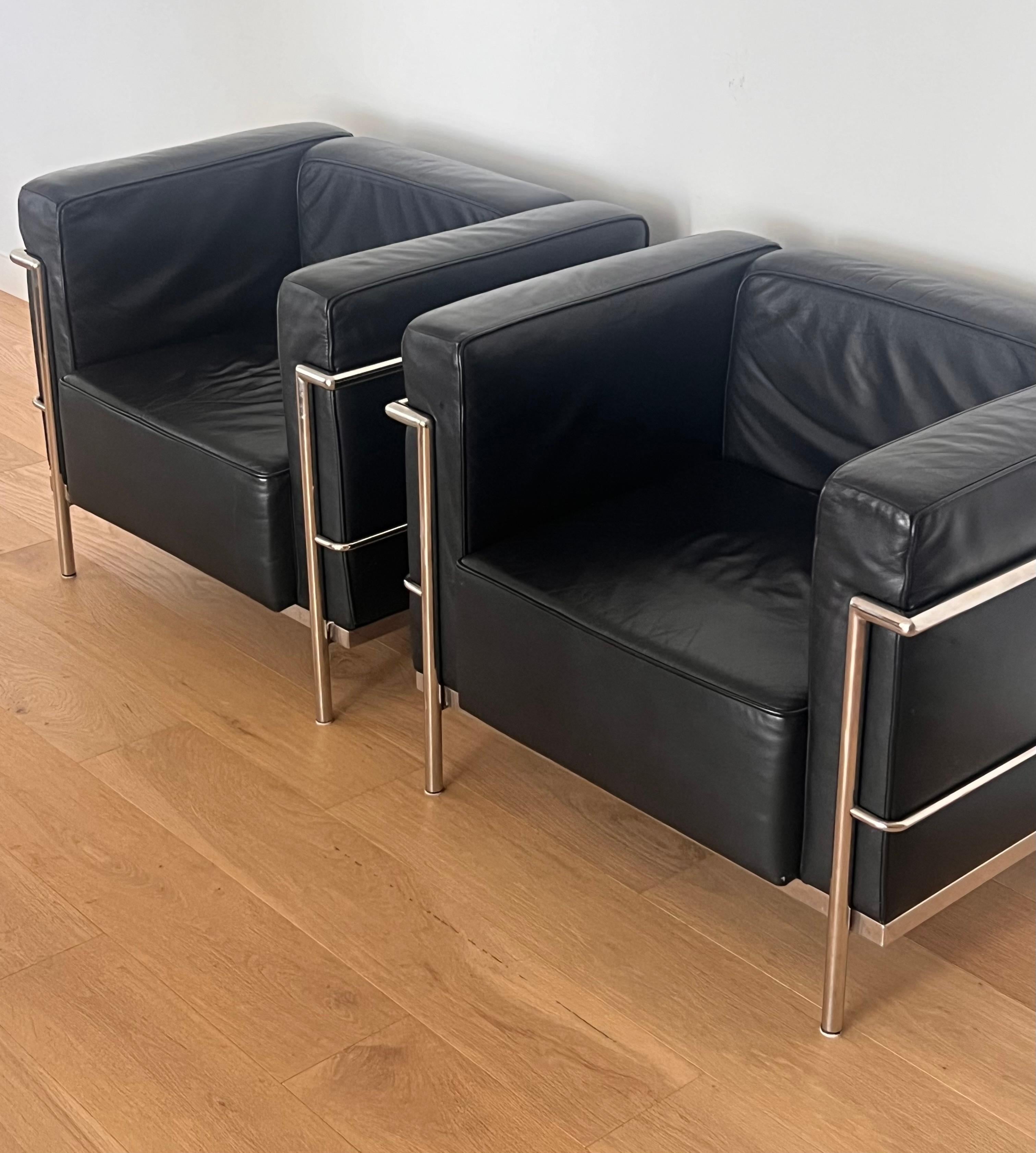 A Bauhaus pair of repro Lc2 Club Chairs by Le Corbusier, 20th century In Good Condition For Sale In View Park, CA