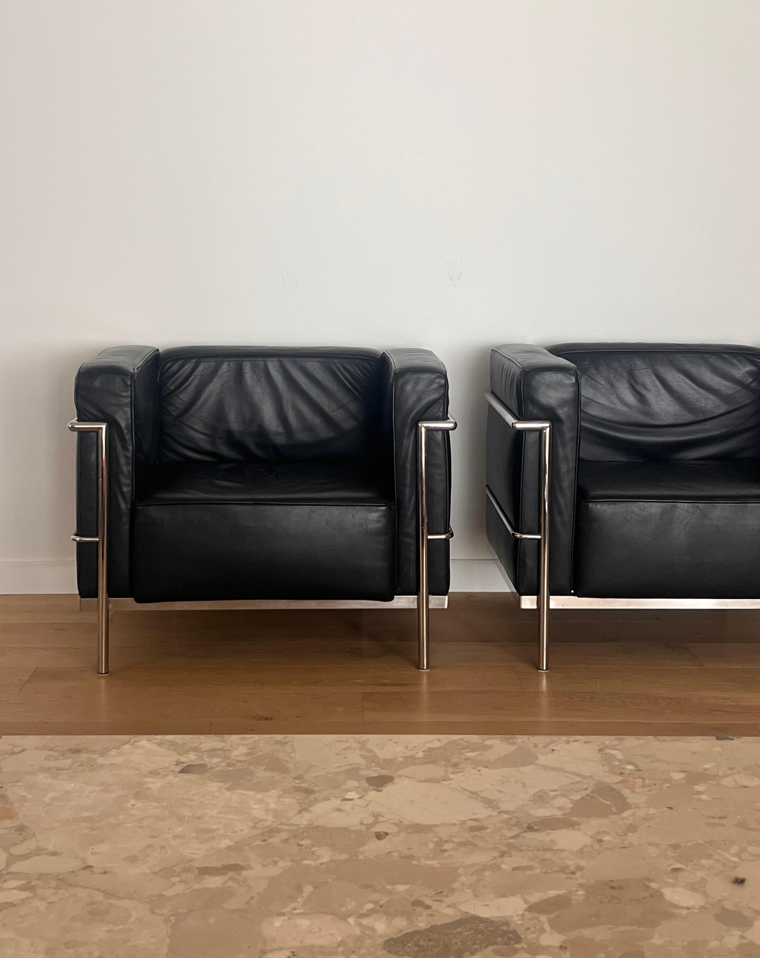 20th Century A Bauhaus pair of repro Lc2 Club Chairs by Le Corbusier, 20th century For Sale