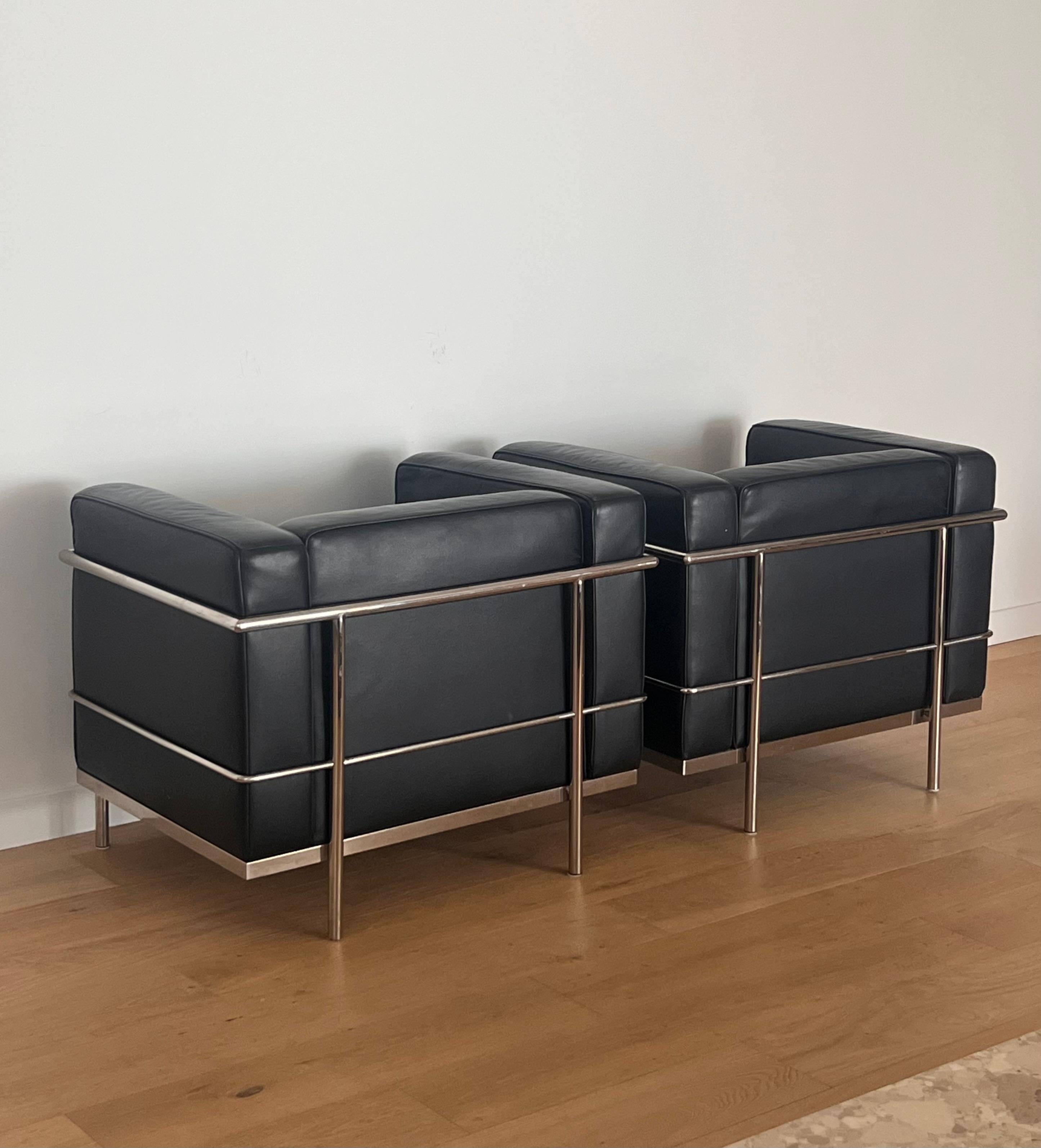 Leather A Bauhaus pair of repro Lc2 Club Chairs by Le Corbusier, 20th century For Sale