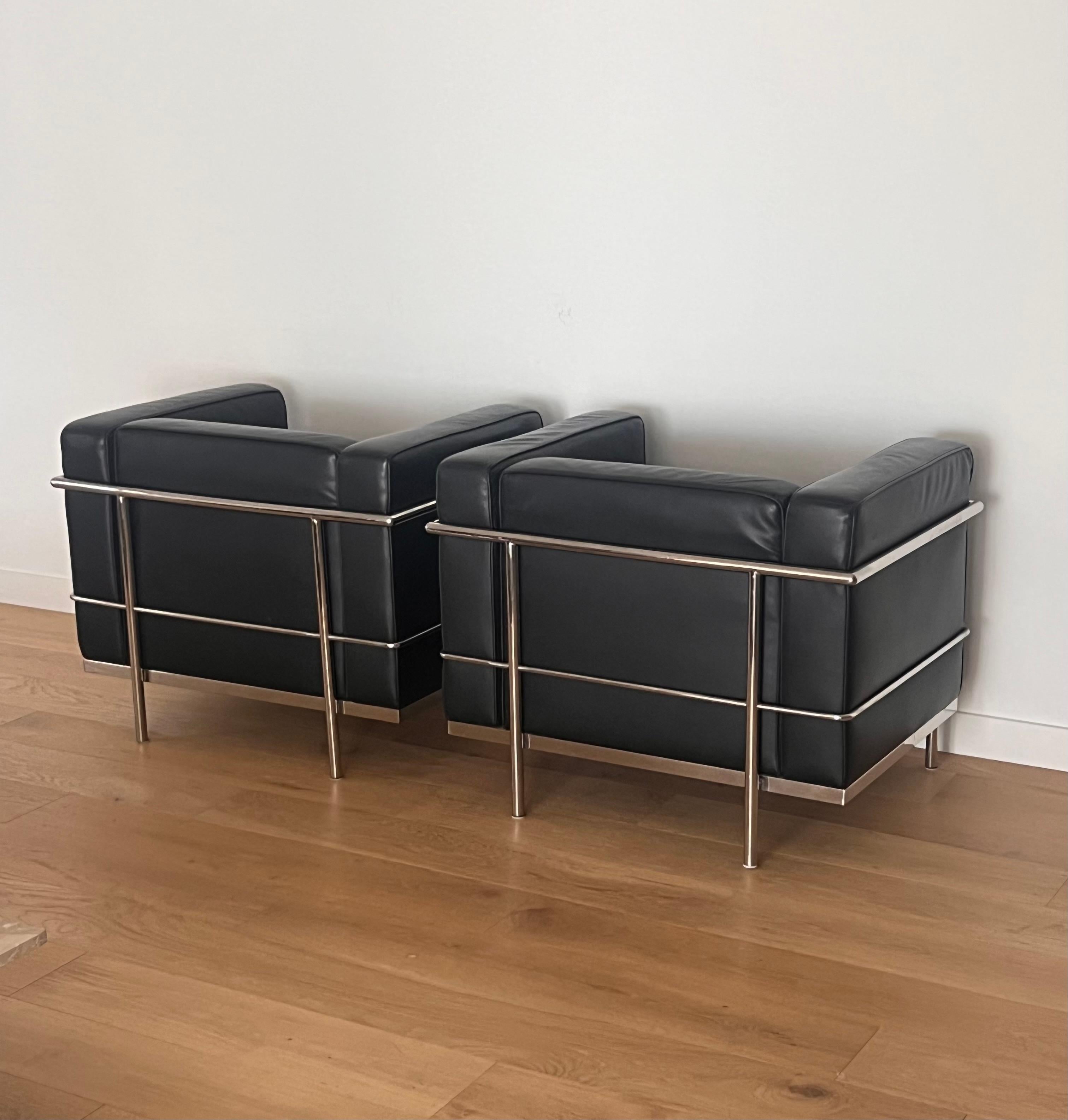 A Bauhaus pair of repro Lc2 Club Chairs by Le Corbusier, 20th century For Sale 1