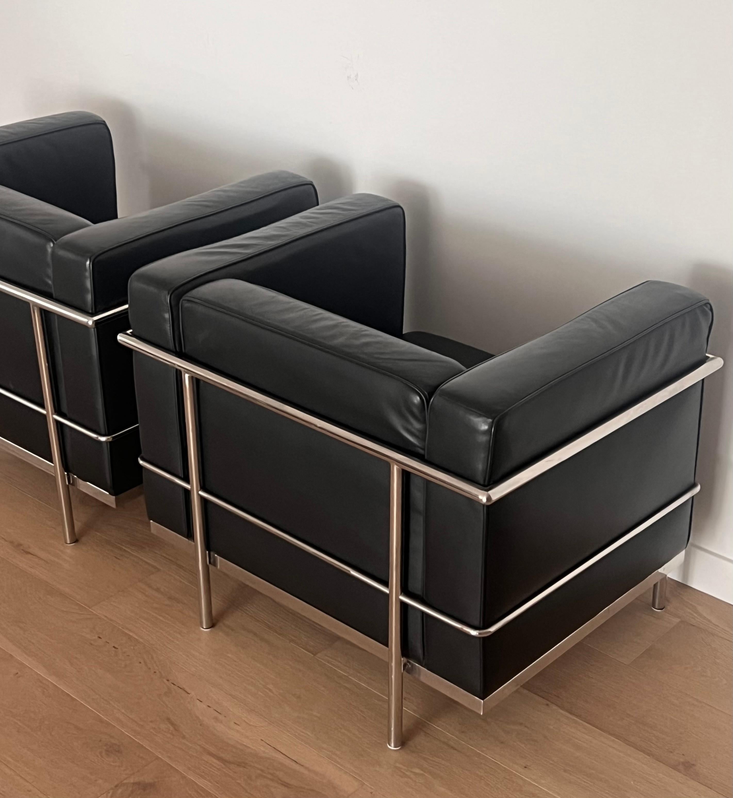 A Bauhaus pair of repro Lc2 Club Chairs by Le Corbusier, 20th century For Sale 2