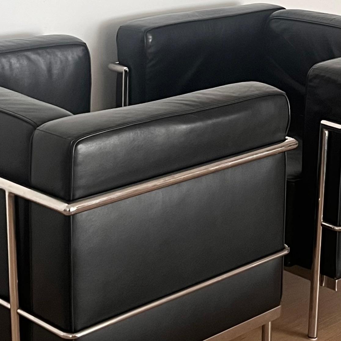 A Bauhaus pair of repro Lc2 Club Chairs by Le Corbusier, 20th century For Sale 3