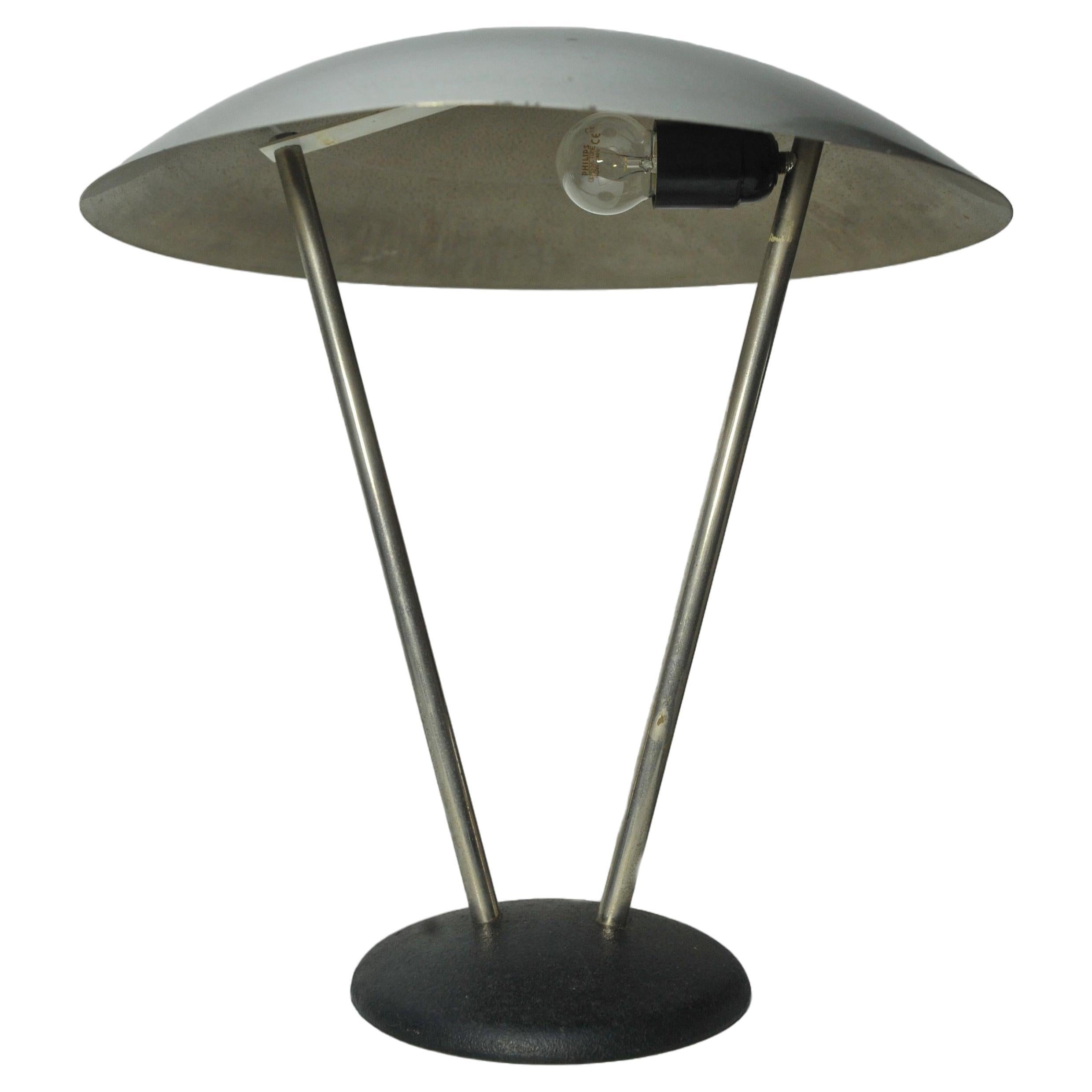 Lampe de table en acier atomique du Bauhaus des années 1920 à la manière de KMB Daalderop. 

Lampe très bien fabriquée, de poids élevé, idéale pour un décor d'époque ou moderne en raison de ses lignes épurées et de sa couleur. 
 
Diamètre de la base