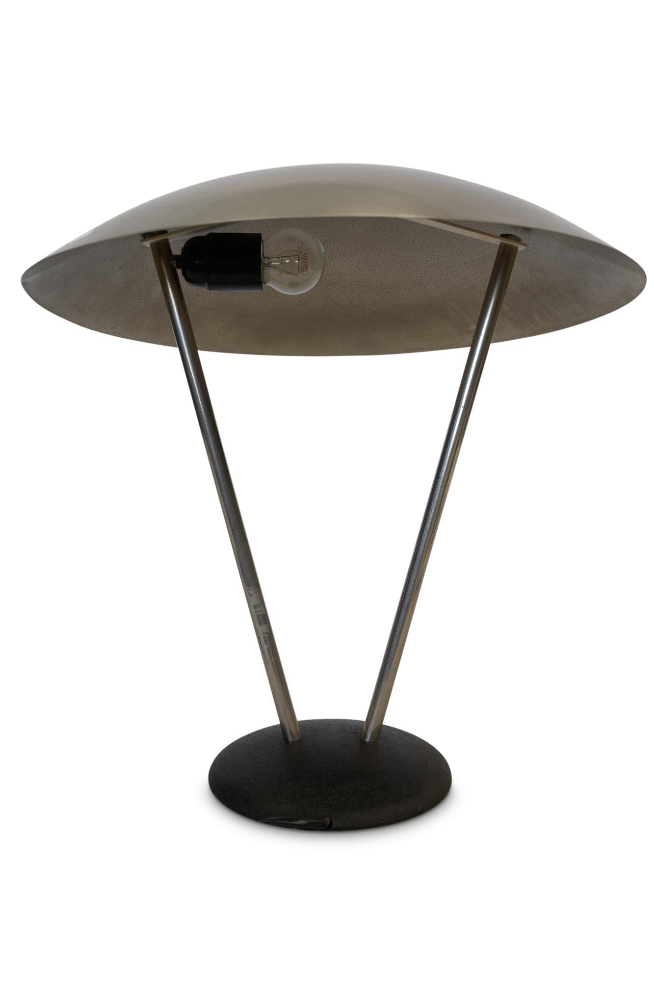 Néerlandais Lampe de table Art déco Bauhaus en acier à la manière de KMB Daalderop avec interrupteur  en vente