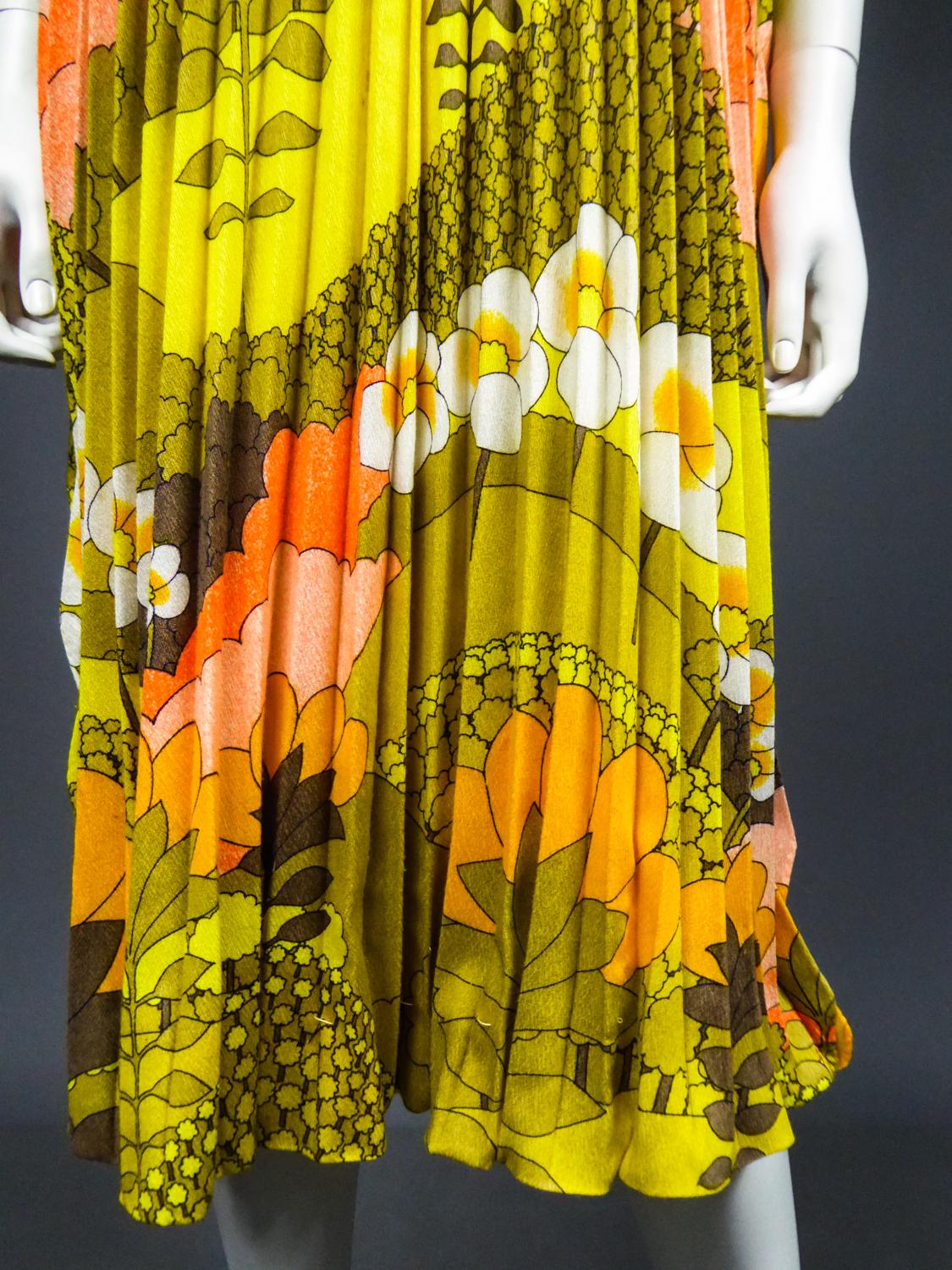 Robe de plage plissée en polyester imprimé soleil, circa 1970 en vente 5