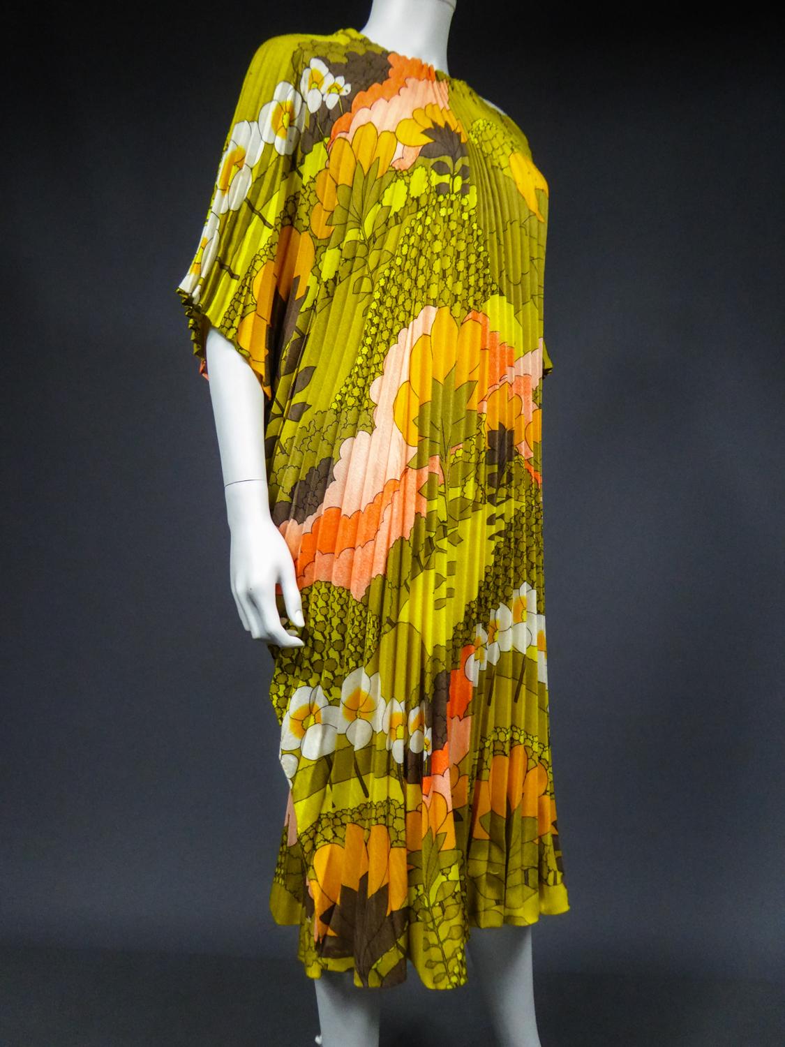 A Beach Dress in Pleated Sun Printed Polyester Circa 1970 For Sale 3