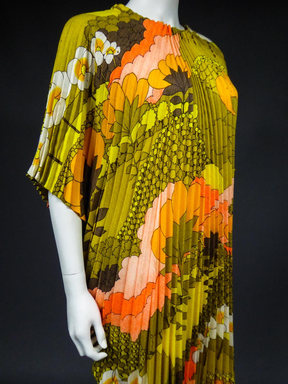 Robe de plage plissée en polyester imprimé soleil, circa 1970 en vente 7