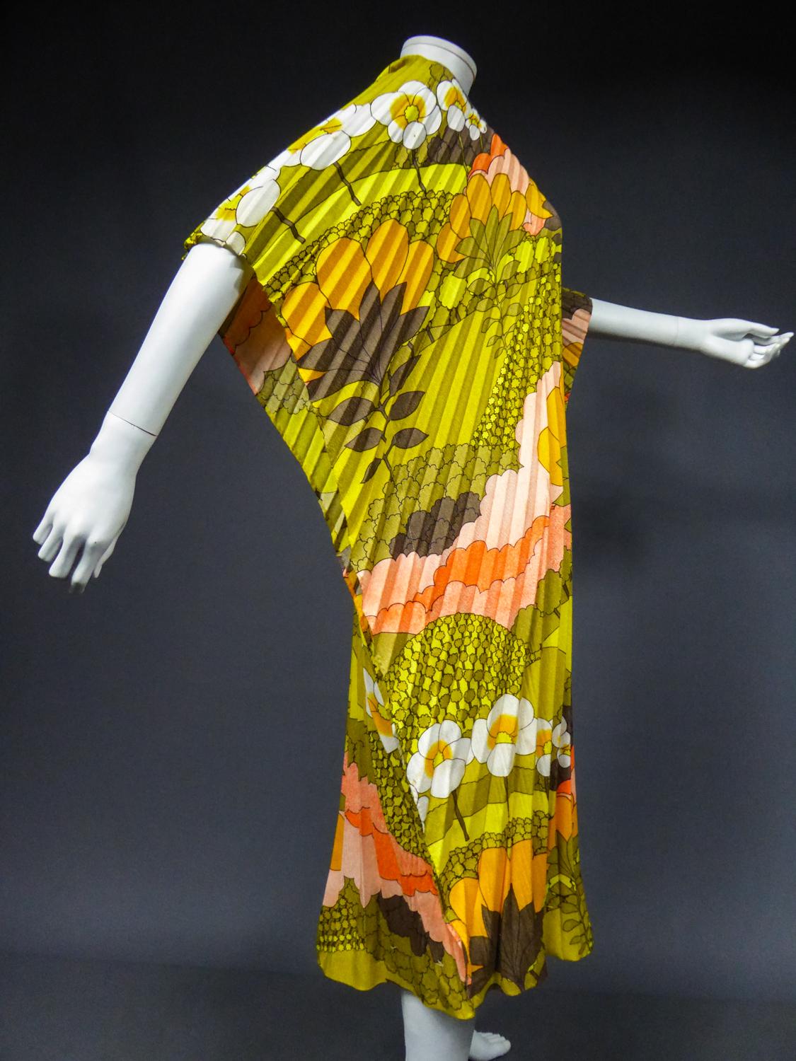 Robe de plage plissée en polyester imprimé soleil, circa 1970 en vente 8