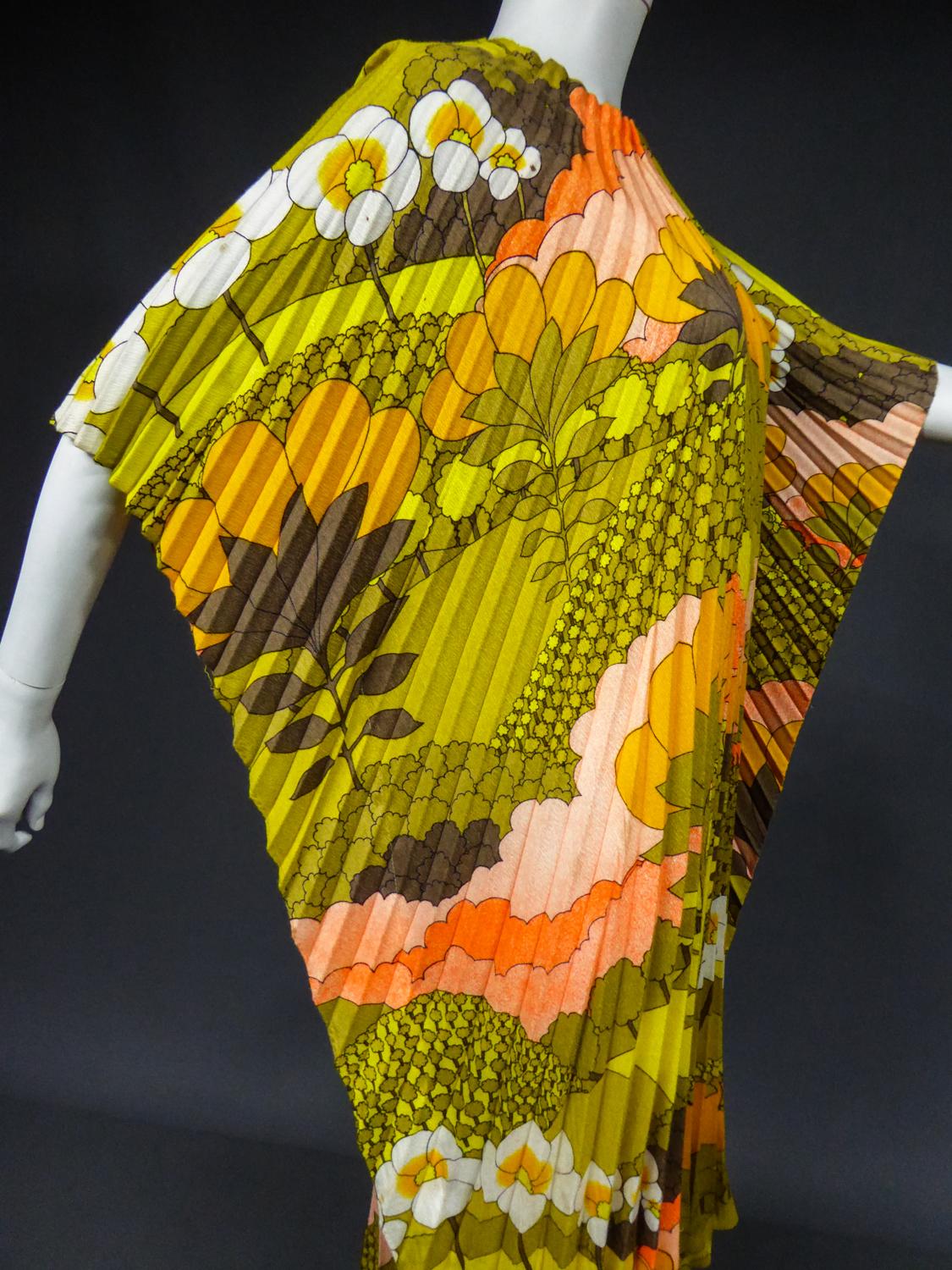 A Beach Dress in Pleated Sun Printed Polyester Circa 1970 For Sale 6