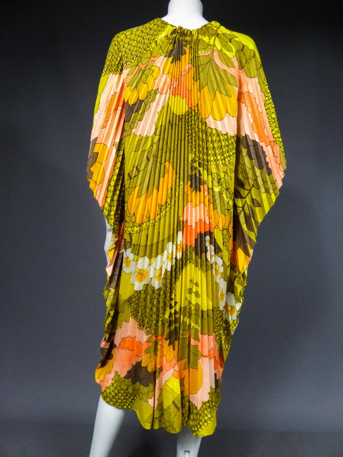 A Beach Dress in Pleated Sun Printed Polyester Circa 1970 For Sale 7
