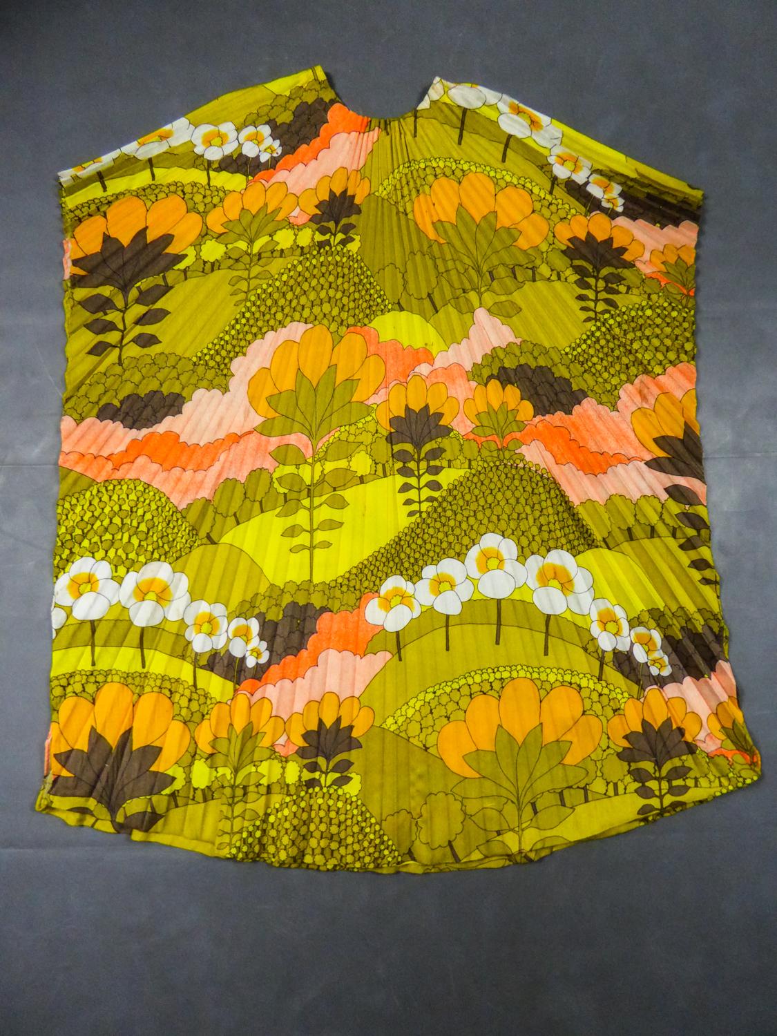 Orange Robe de plage plissée en polyester imprimé soleil, circa 1970 en vente