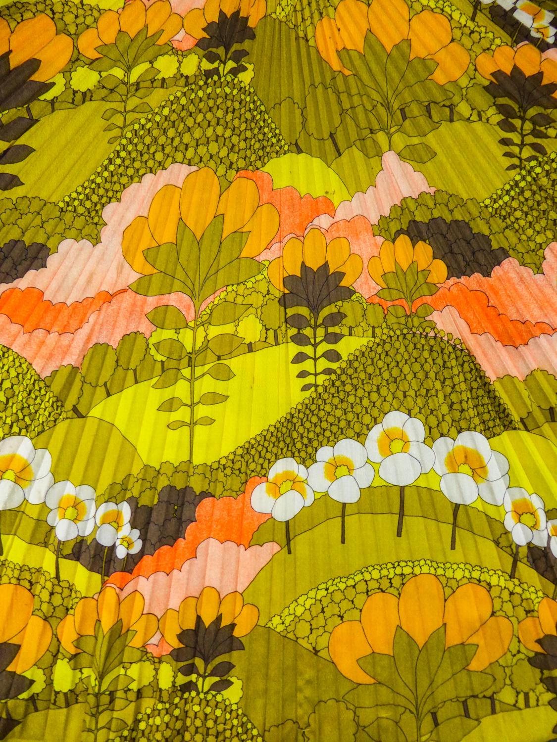 Robe de plage plissée en polyester imprimé soleil, circa 1970 Bon état - En vente à Toulon, FR