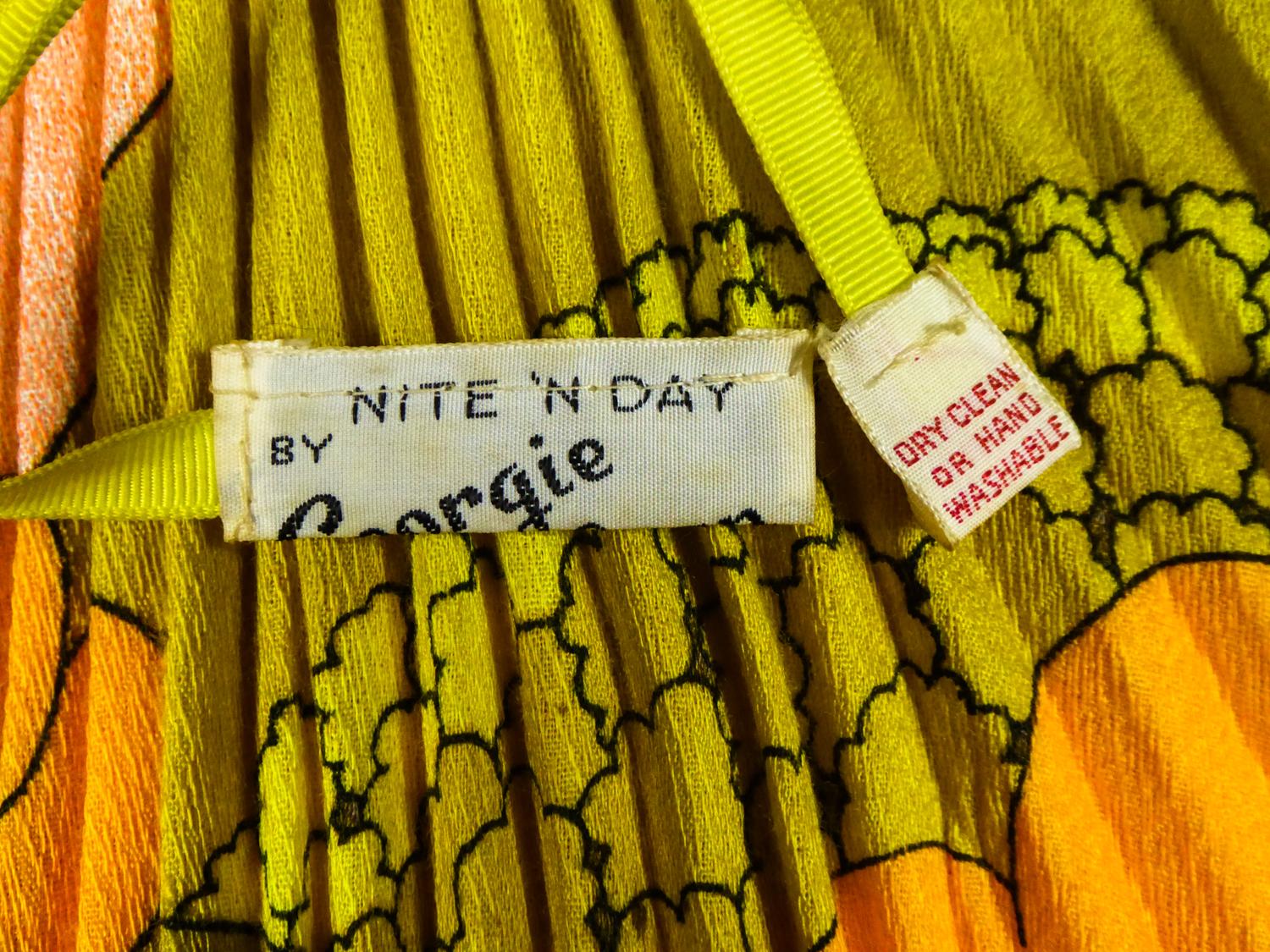 Robe de plage plissée en polyester imprimé soleil, circa 1970 Pour femmes en vente