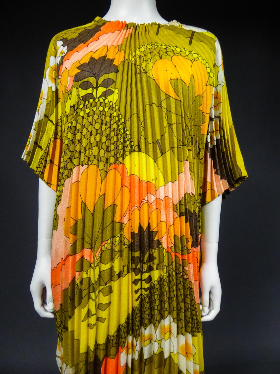 A Beach Dress in Pleated Sun Printed Polyester Circa 1970 In Good Condition For Sale In Toulon, FR