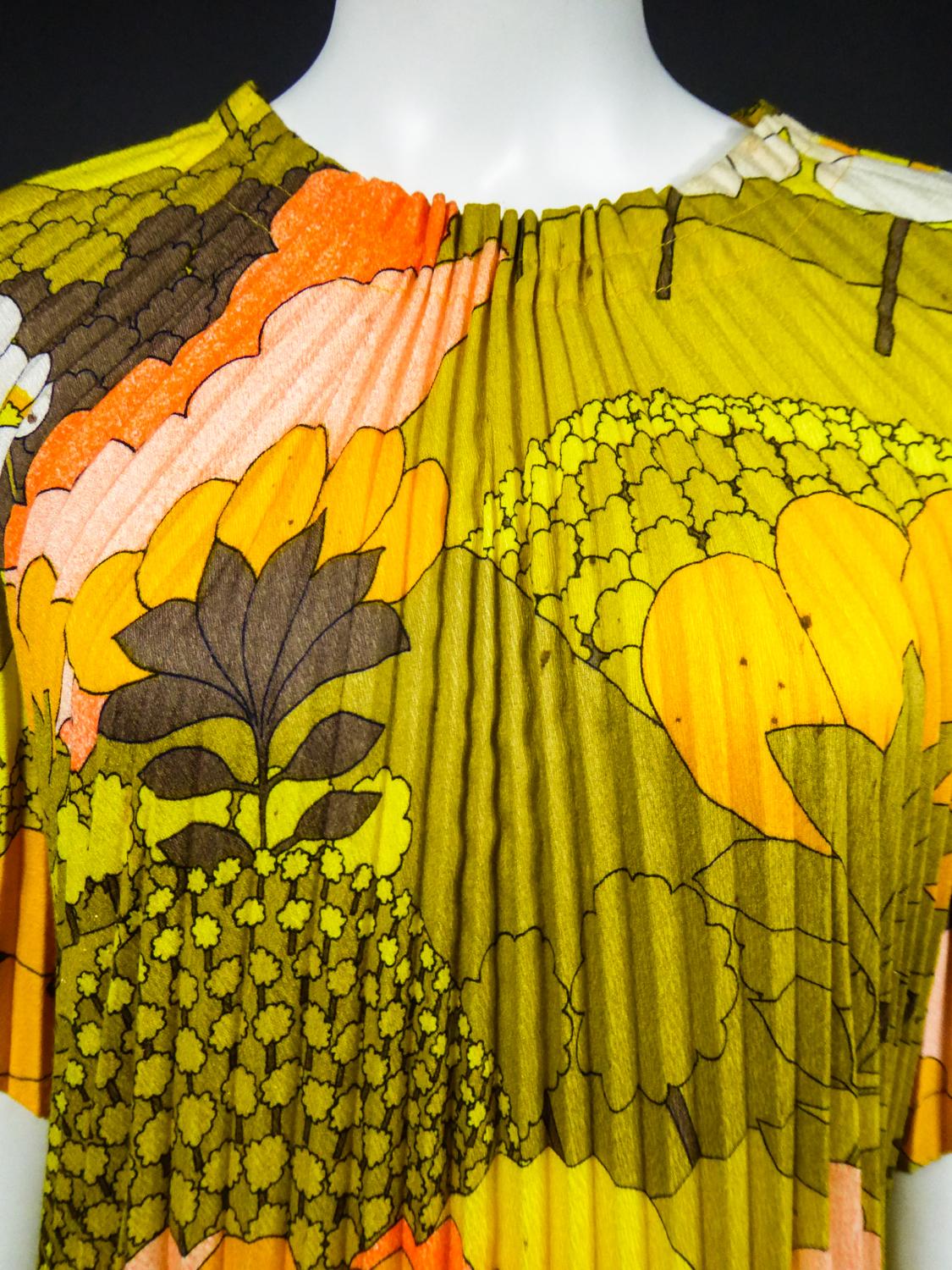Robe de plage plissée en polyester imprimé soleil, circa 1970 en vente 3