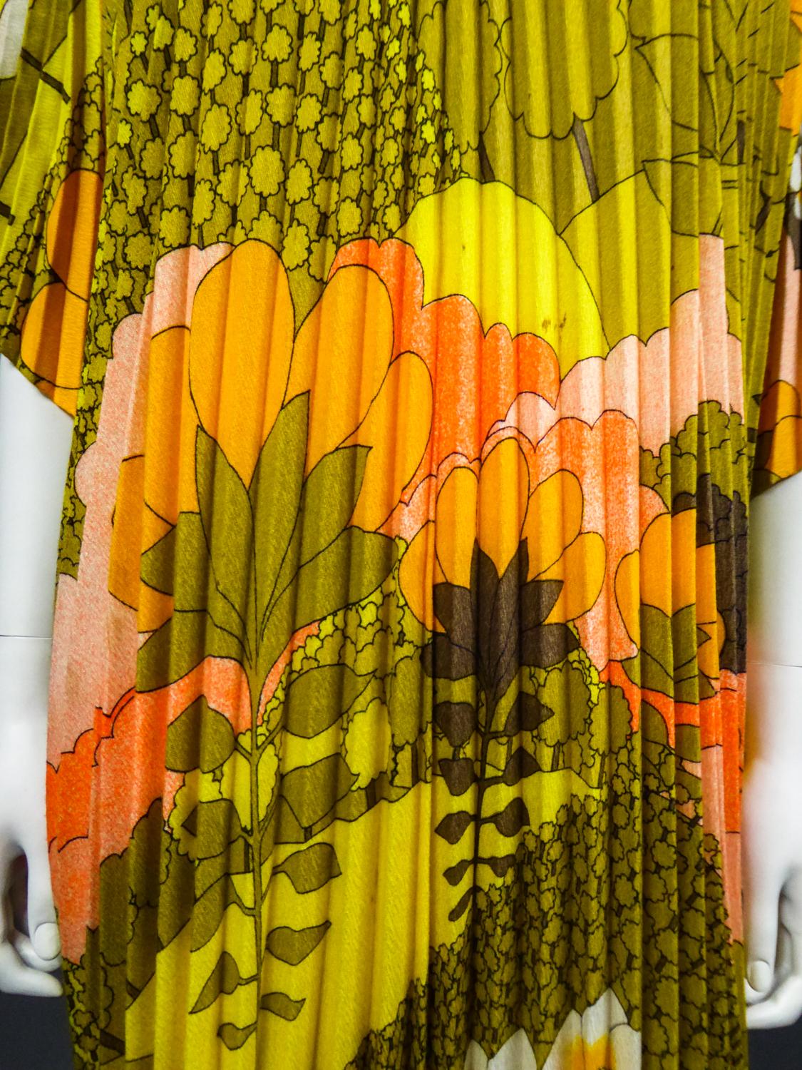 Robe de plage plissée en polyester imprimé soleil, circa 1970 en vente 4