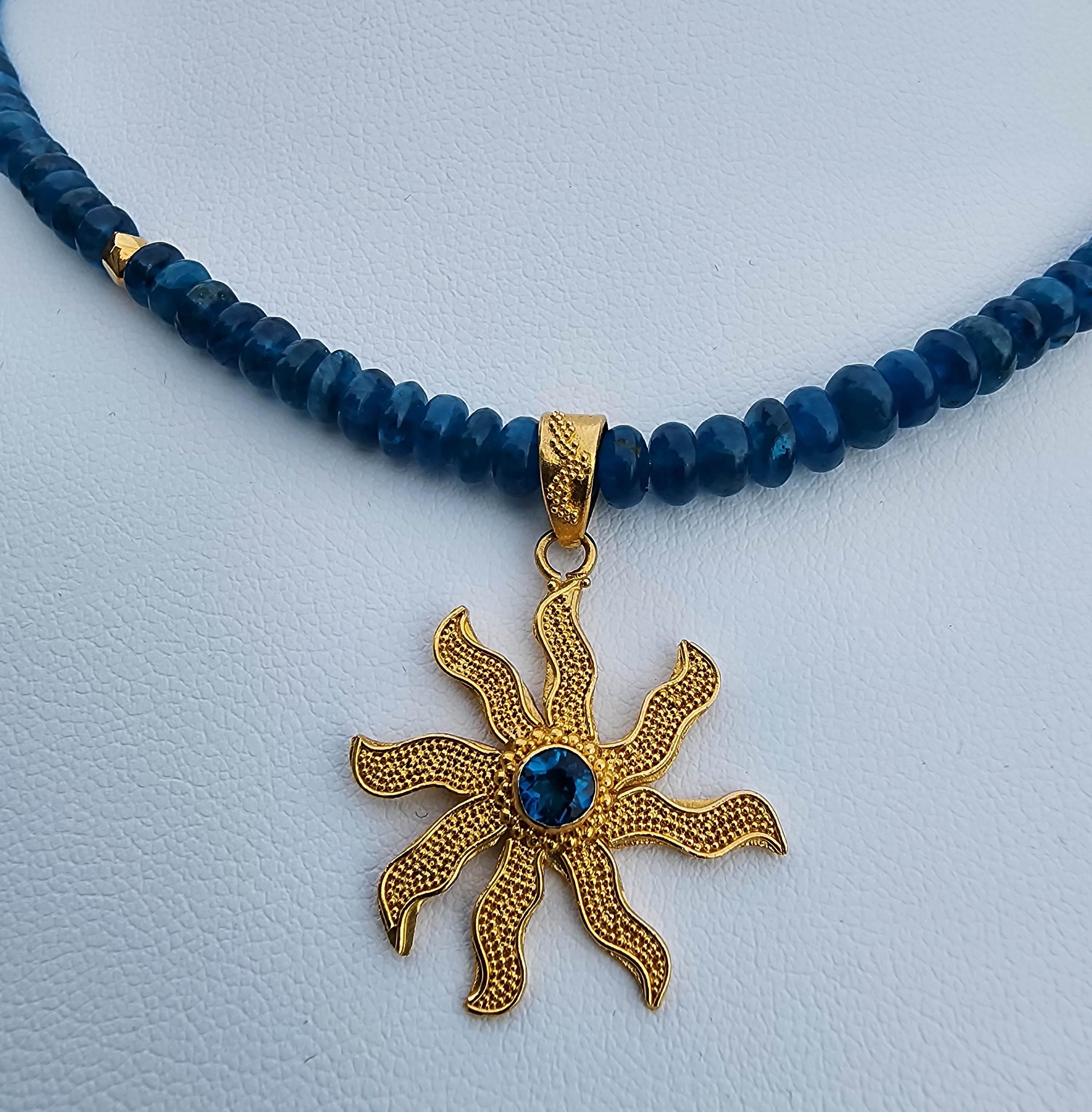 Eine perlenbesetzte blaue Fluorit-Halskette von 20 Zoll mit einem goldenen 
