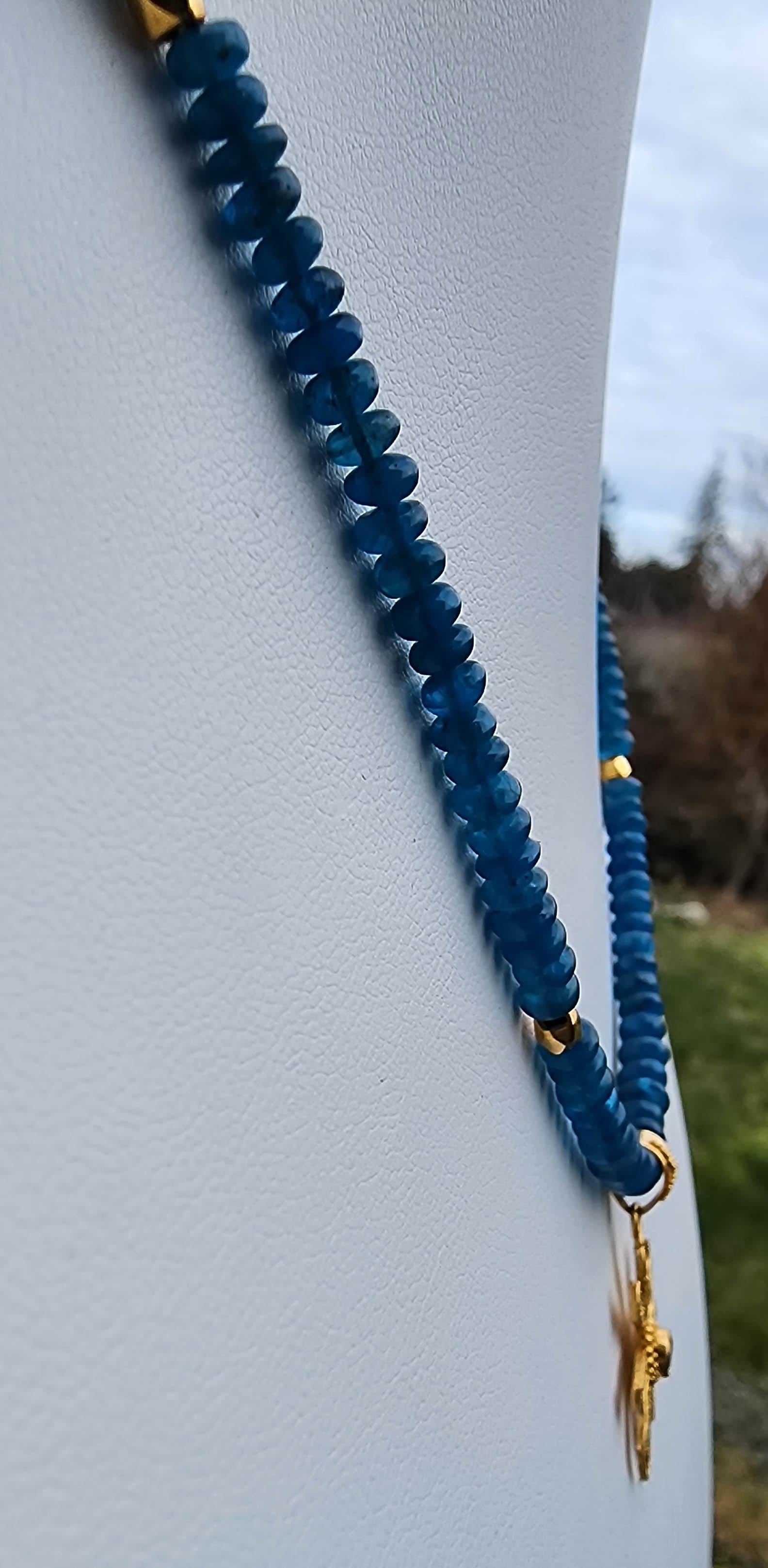 Artisan Un collier de 20 pouces en Fluorite bleue perlée avec pendentif en or 22 carats  en vente