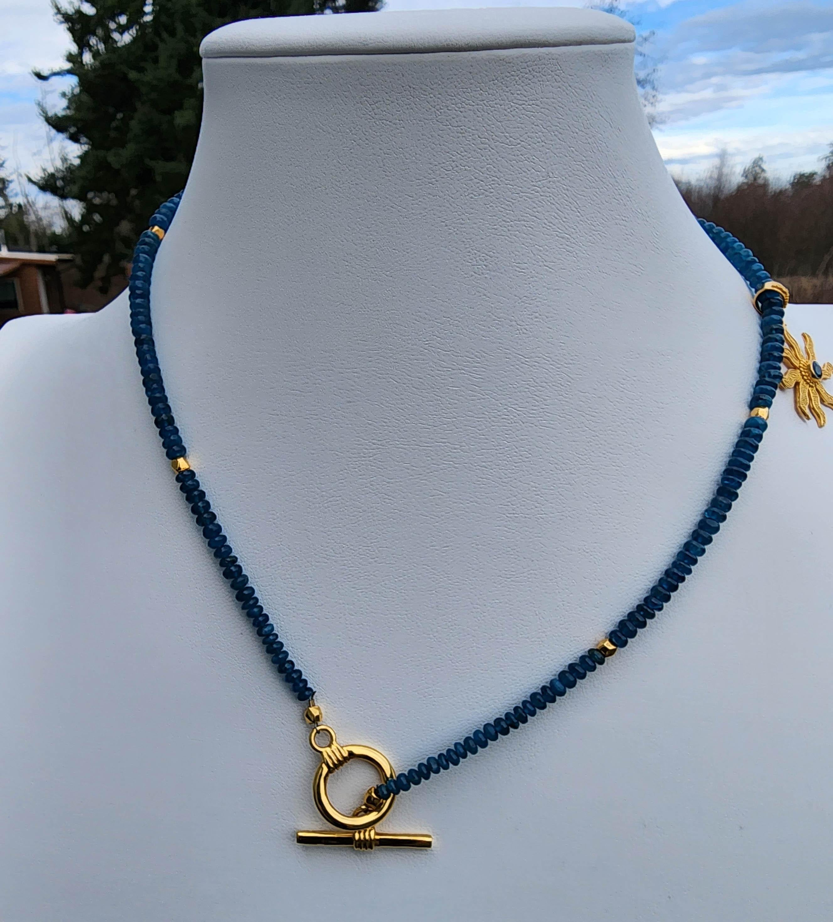 Un collier de 20 pouces en Fluorite bleue perlée avec pendentif en or 22 carats  Neuf - En vente à Seattle, WA