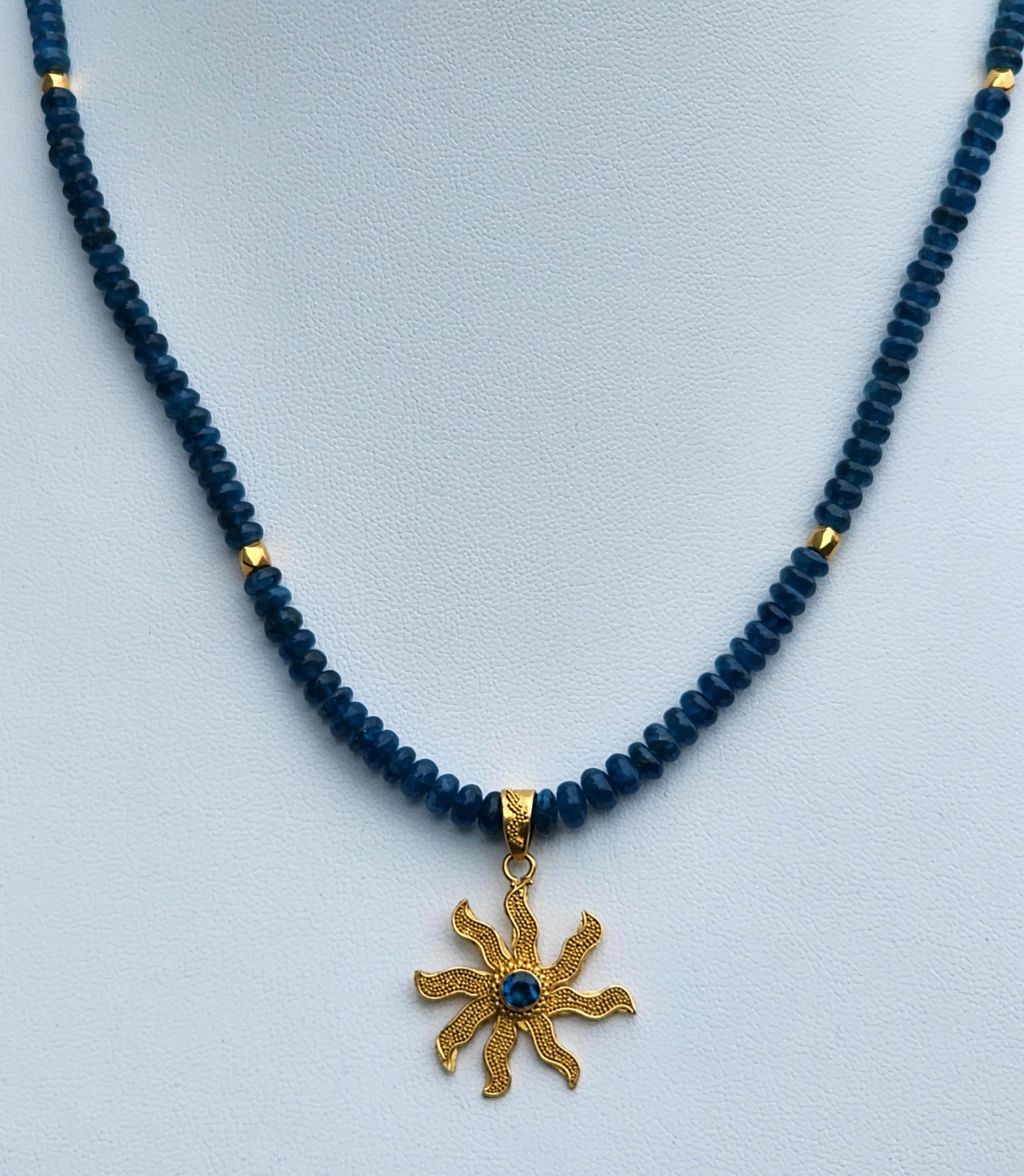 Perlenbesetzte blaue Fluorit-Halskette von 20 Zoll mit einem Gold-Anhänger „22kt“  im Angebot 2