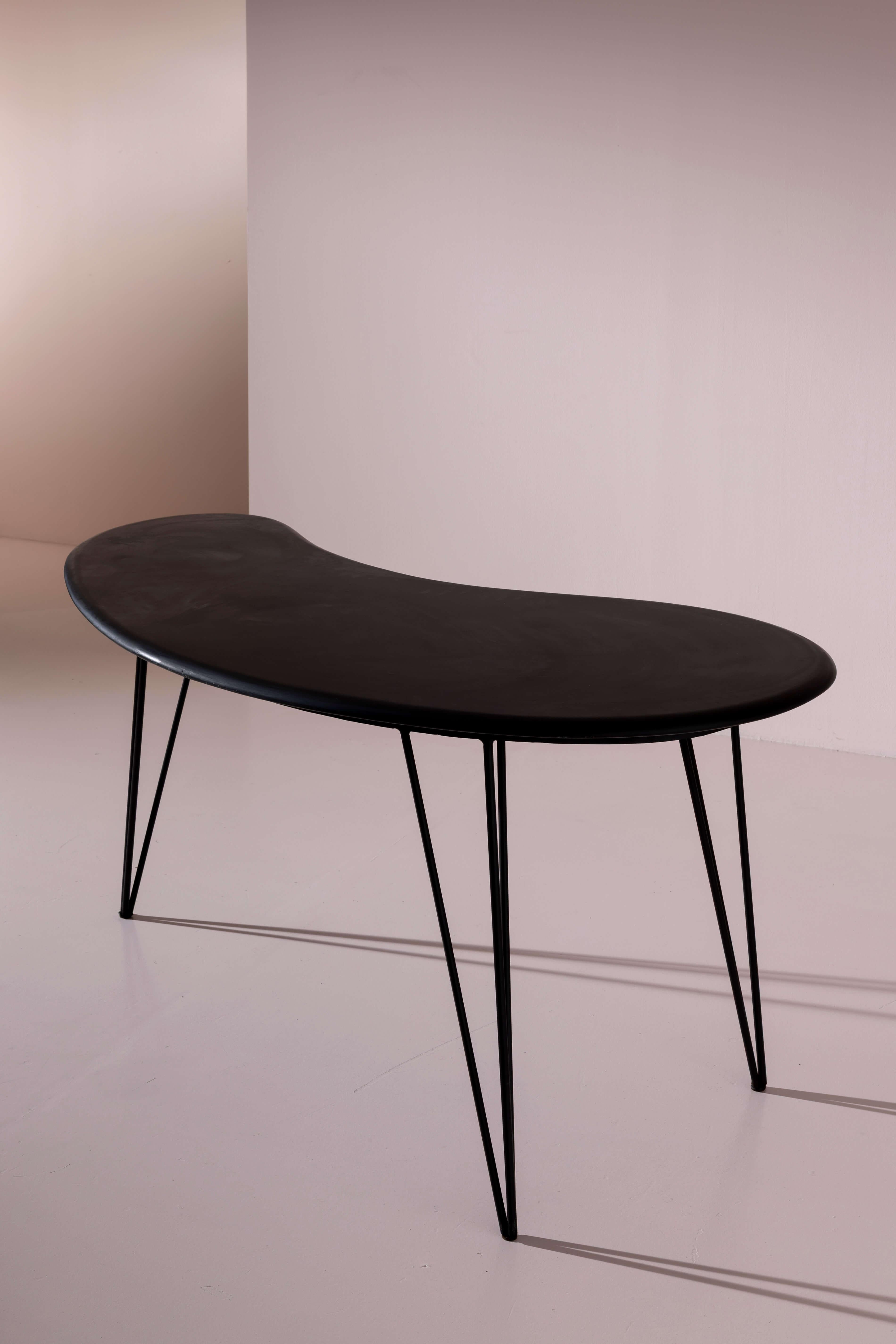 Tavolo a forma di fagiolo in ardesia scura e ferro, Italia, fine anni '50 in vendita 3