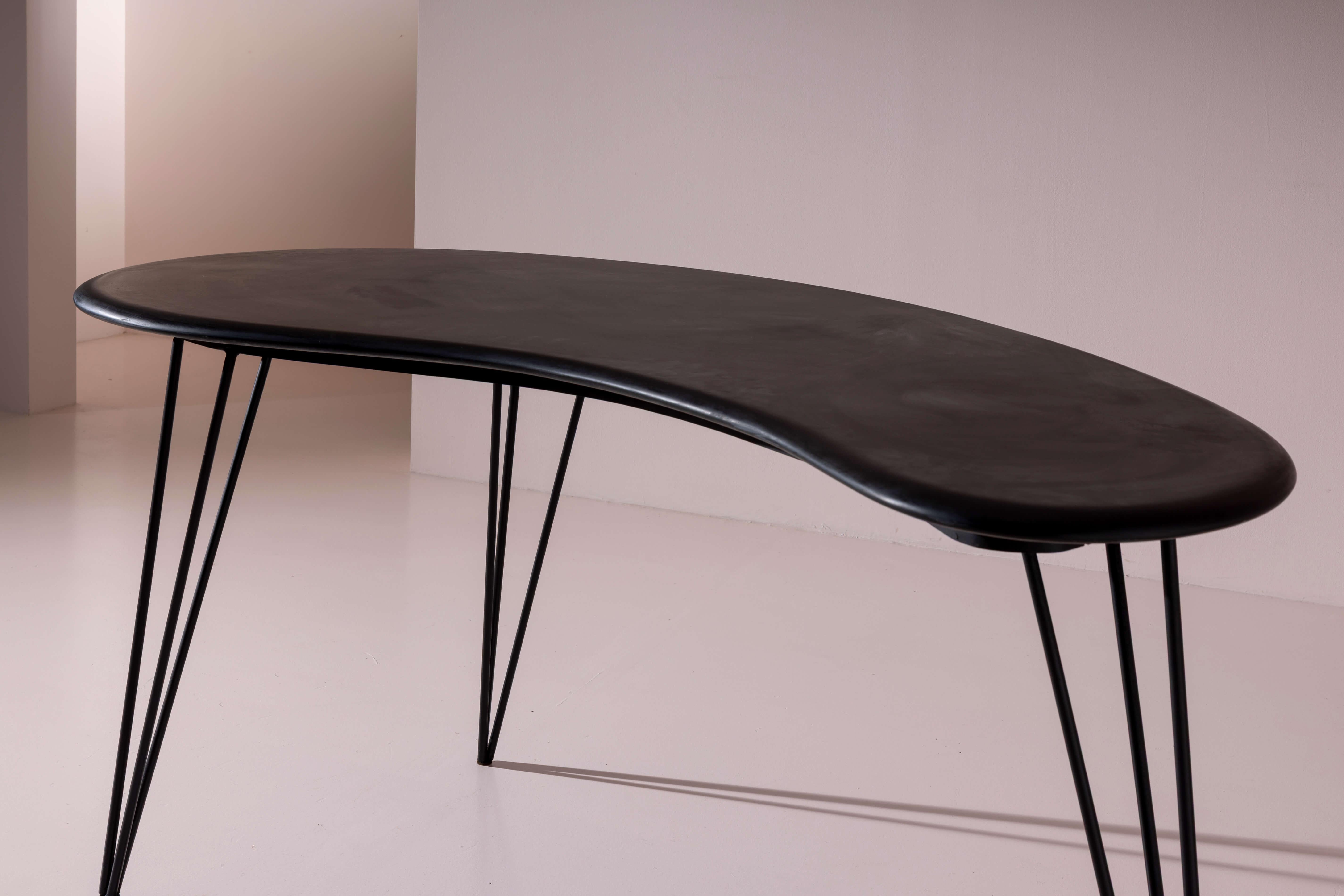 Mid-Century moderno Tavolo a forma di fagiolo in ardesia scura e ferro, Italia, fine anni '50 in vendita