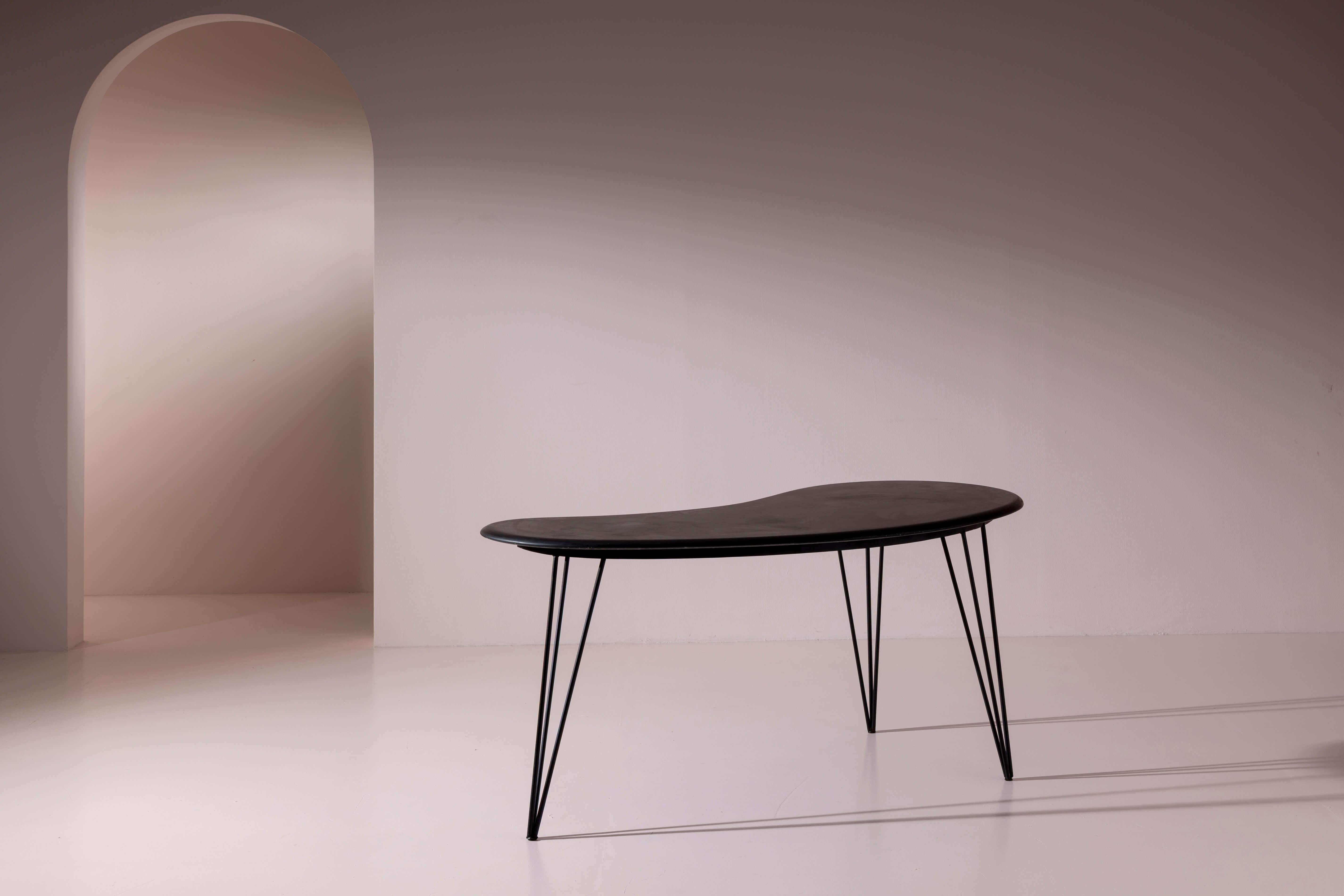 Italiano Tavolo a forma di fagiolo in ardesia scura e ferro, Italia, fine anni '50 in vendita