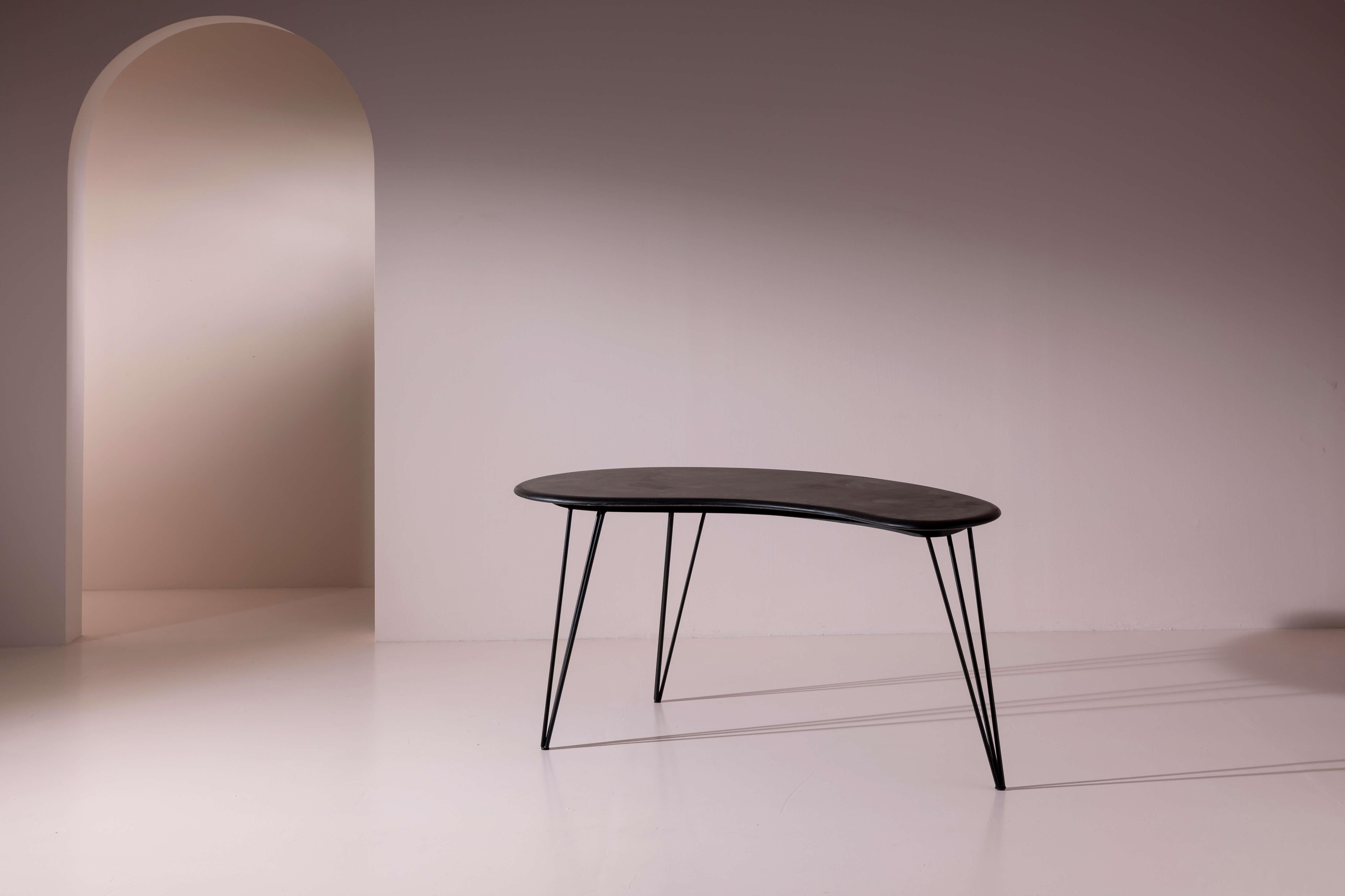 Tavolo a forma di fagiolo in ardesia scura e ferro, Italia, fine anni '50 In condizioni buone in vendita a Chiavari, Liguria