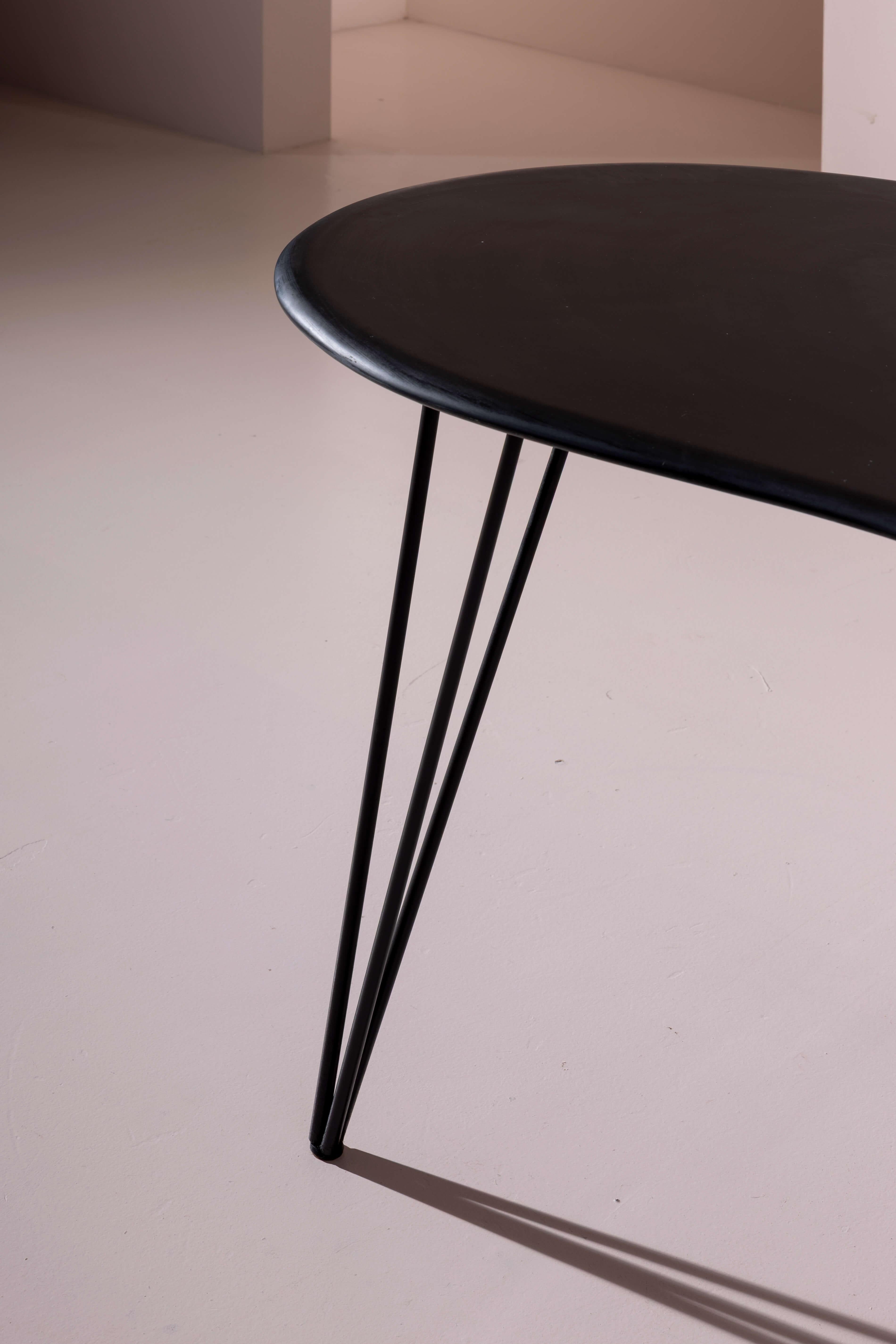 Metà XX secolo Tavolo a forma di fagiolo in ardesia scura e ferro, Italia, fine anni '50 in vendita