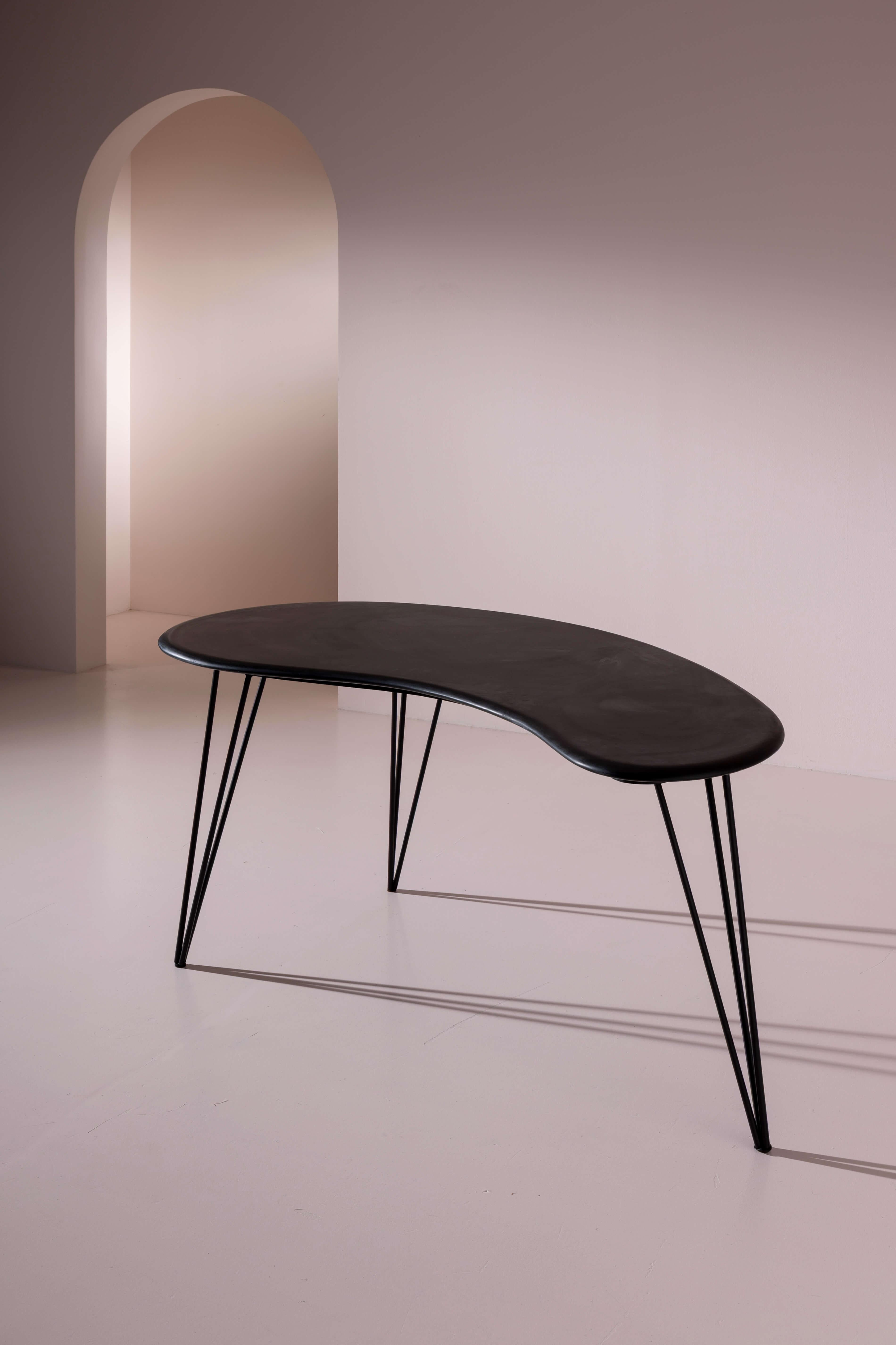 Ferro Tavolo a forma di fagiolo in ardesia scura e ferro, Italia, fine anni '50 in vendita