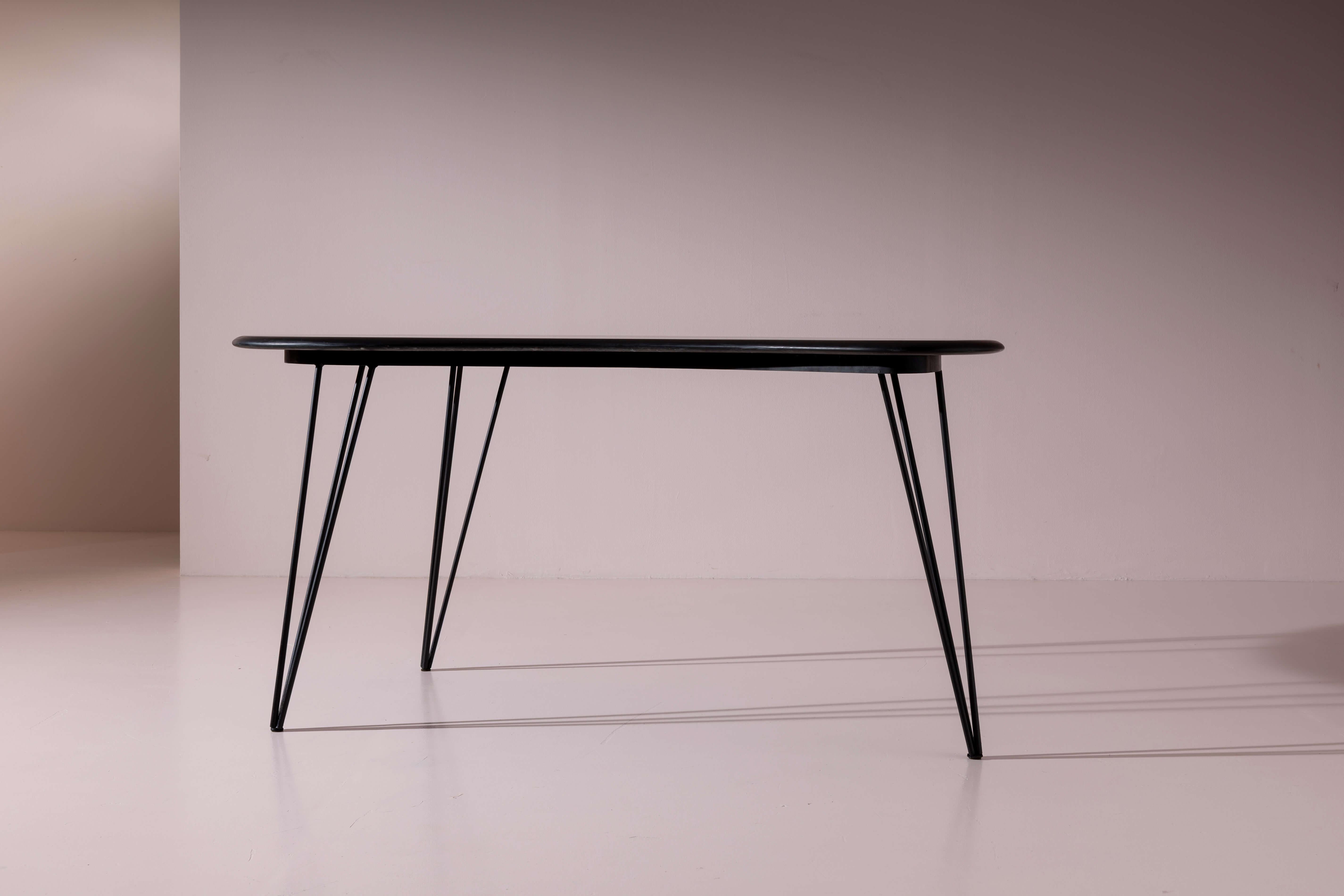 Tavolo a forma di fagiolo in ardesia scura e ferro, Italia, fine anni '50 in vendita 1