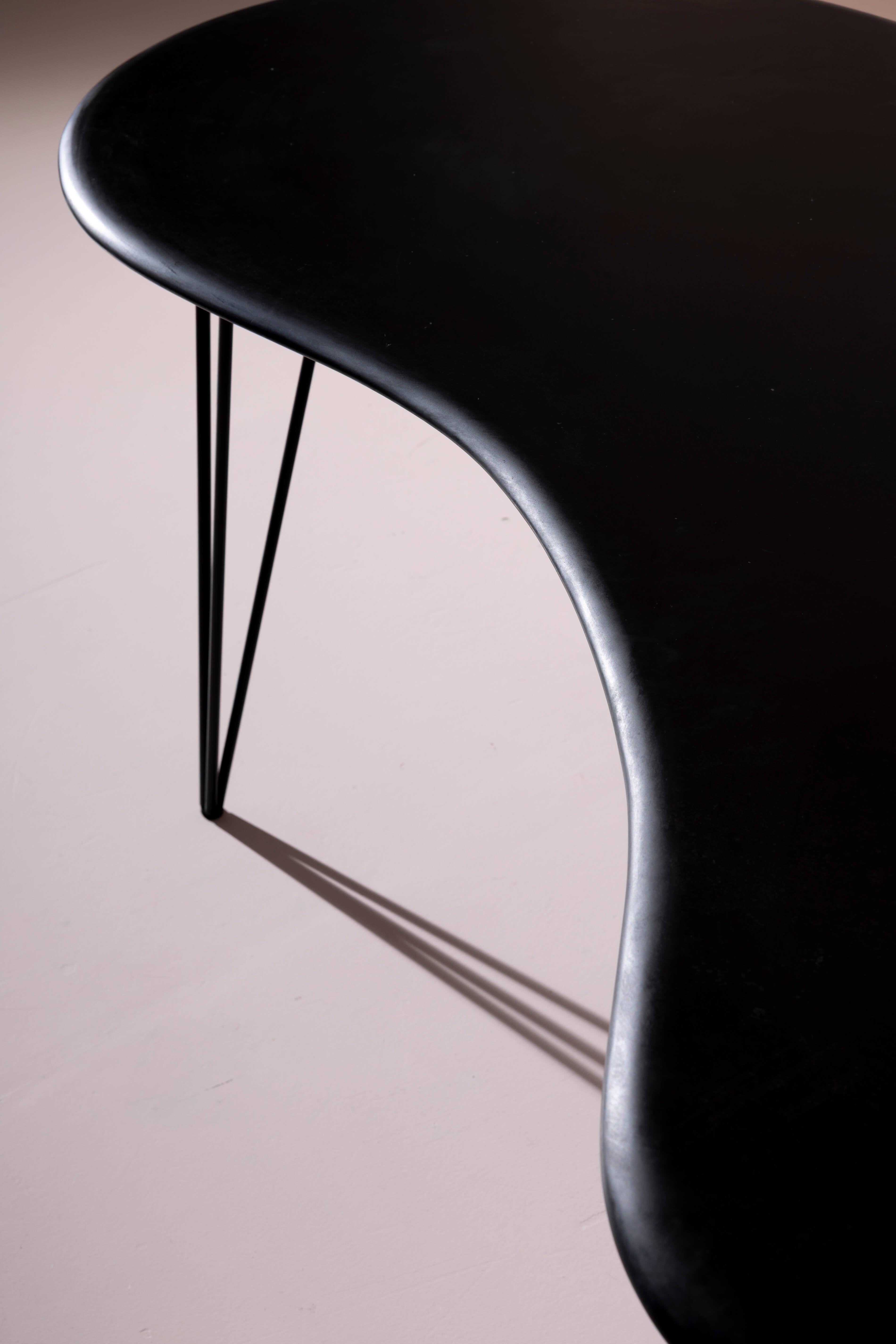 Tavolo a forma di fagiolo in ardesia scura e ferro, Italia, fine anni '50 in vendita 2